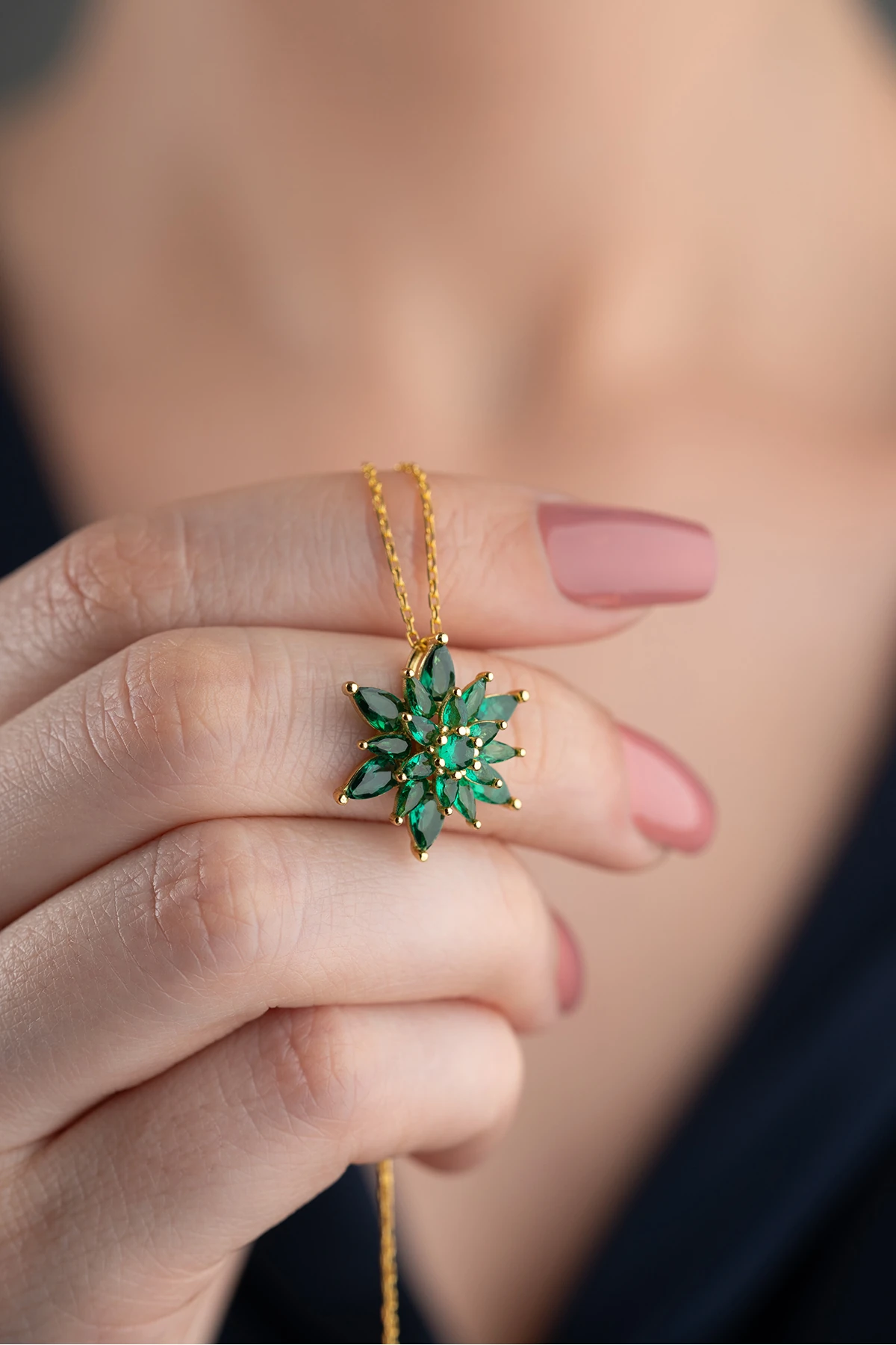 Gümüş Işıklı Kutuda Lotus Kolye