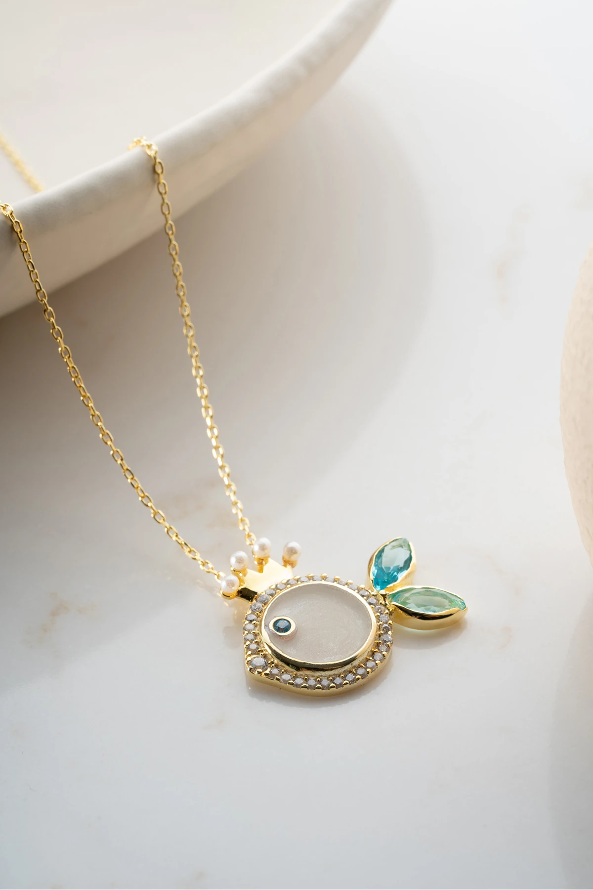 Gümüş Taçlı Mineli Balık Kolye