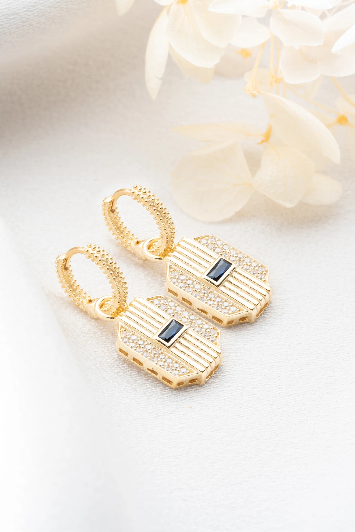 Gümüş Baget Taşlı Sallantılı Küpe