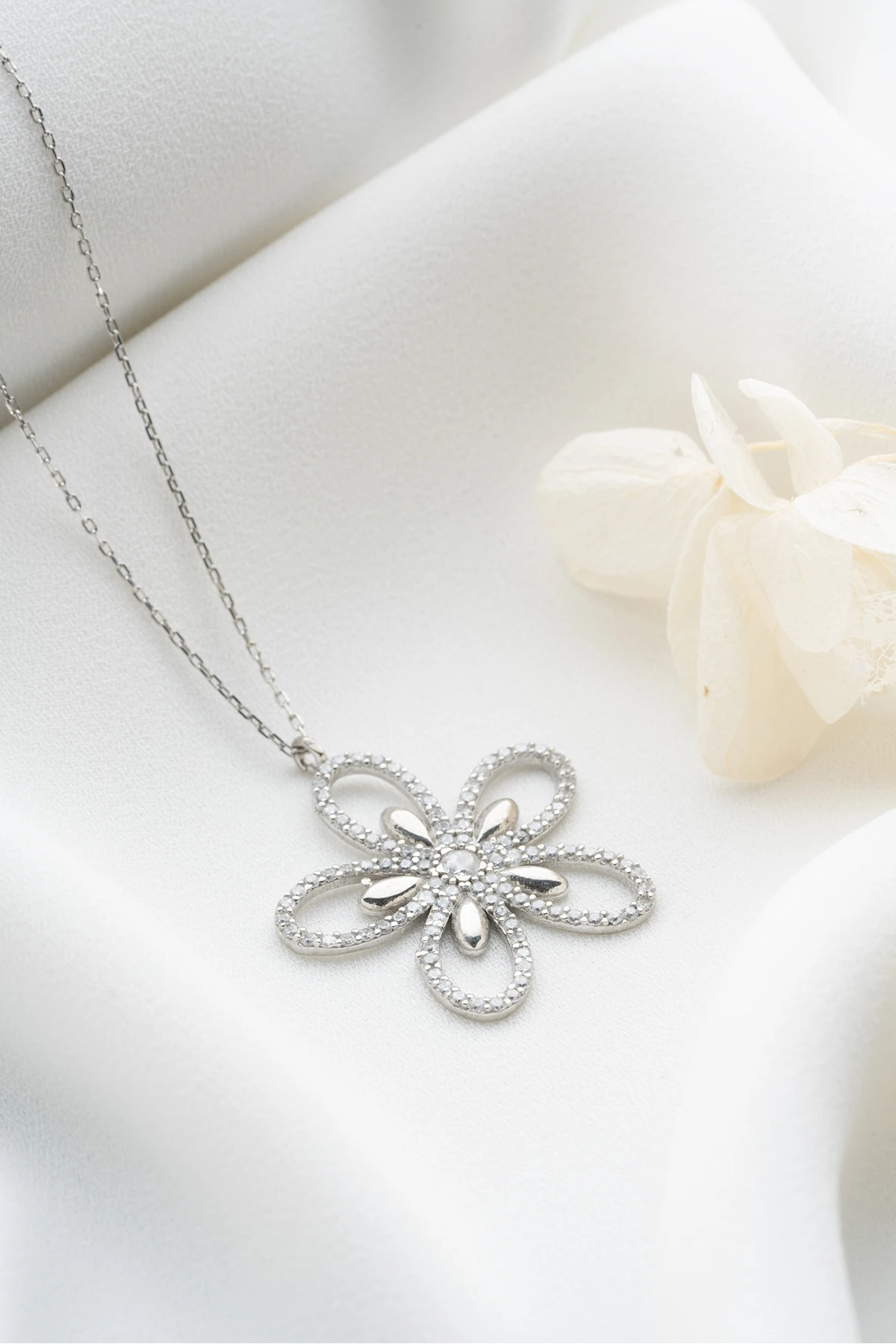 Gümüş Manolya Model Çiçek Kolye