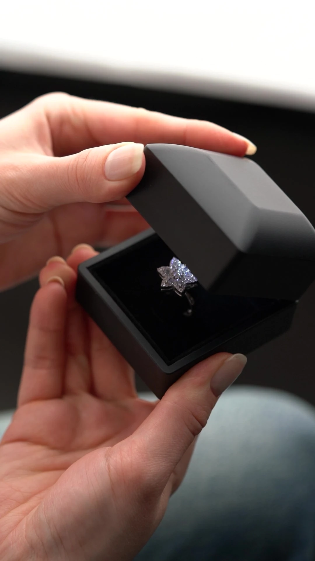 Işıklı Kutuda Dönen Lotus Çiçeği Gümüş Yüzük