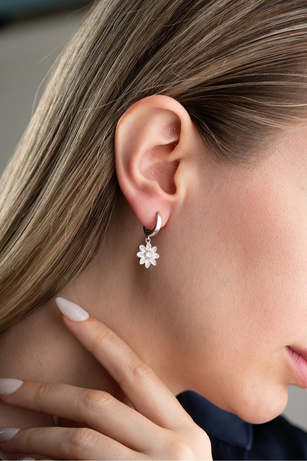 Gümüş Halkalı Beyaz Taşlı Lotus Küpe