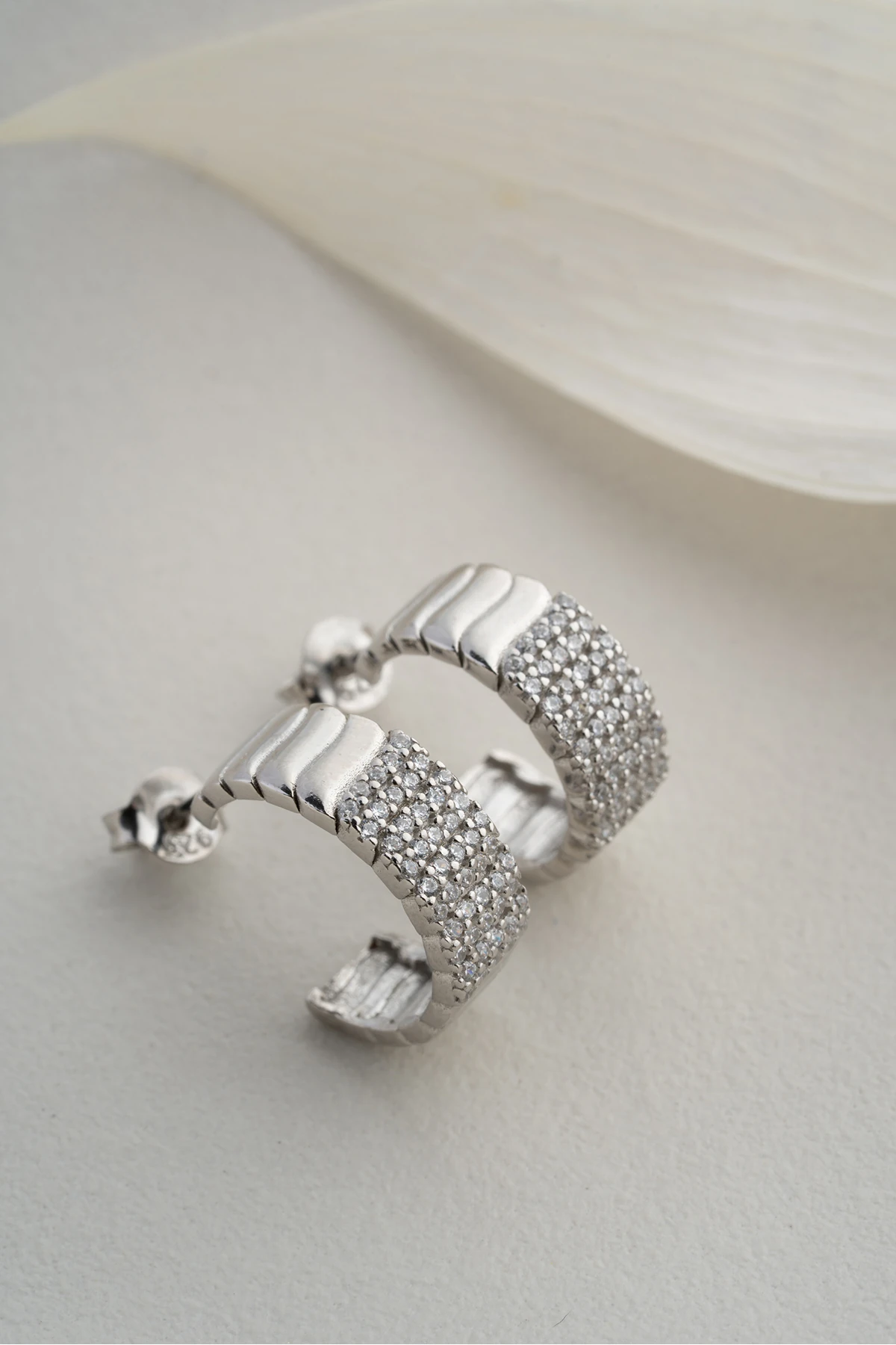 Gümüş Çivili Zirkon Taşlı Küpe