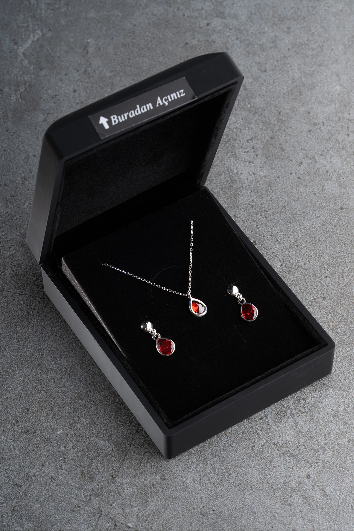 Gümüş Işıklı Kutuda Amatis Taşlı Damla Takı Seti