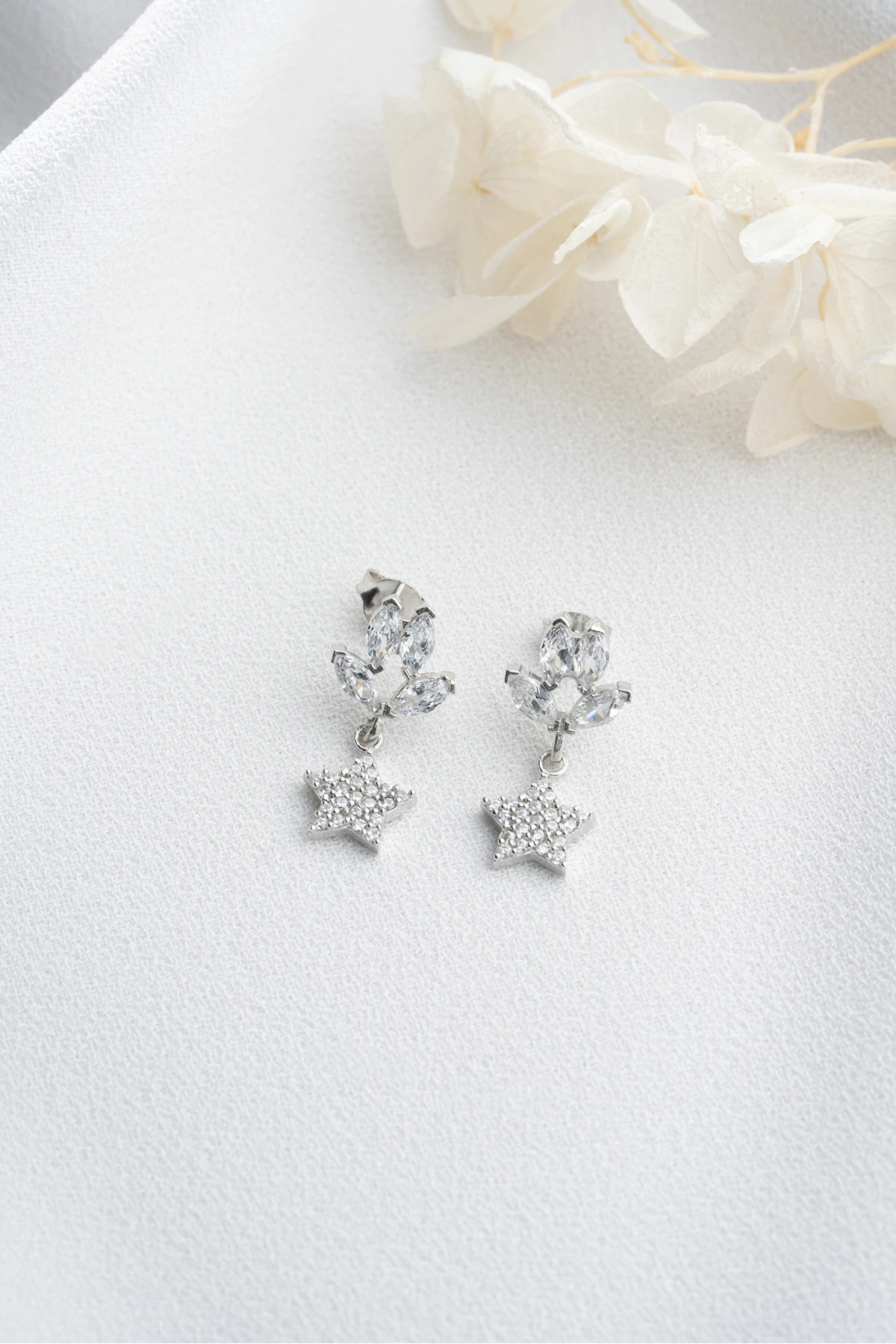 Gümüş Sallantılı Yıldız Küpe