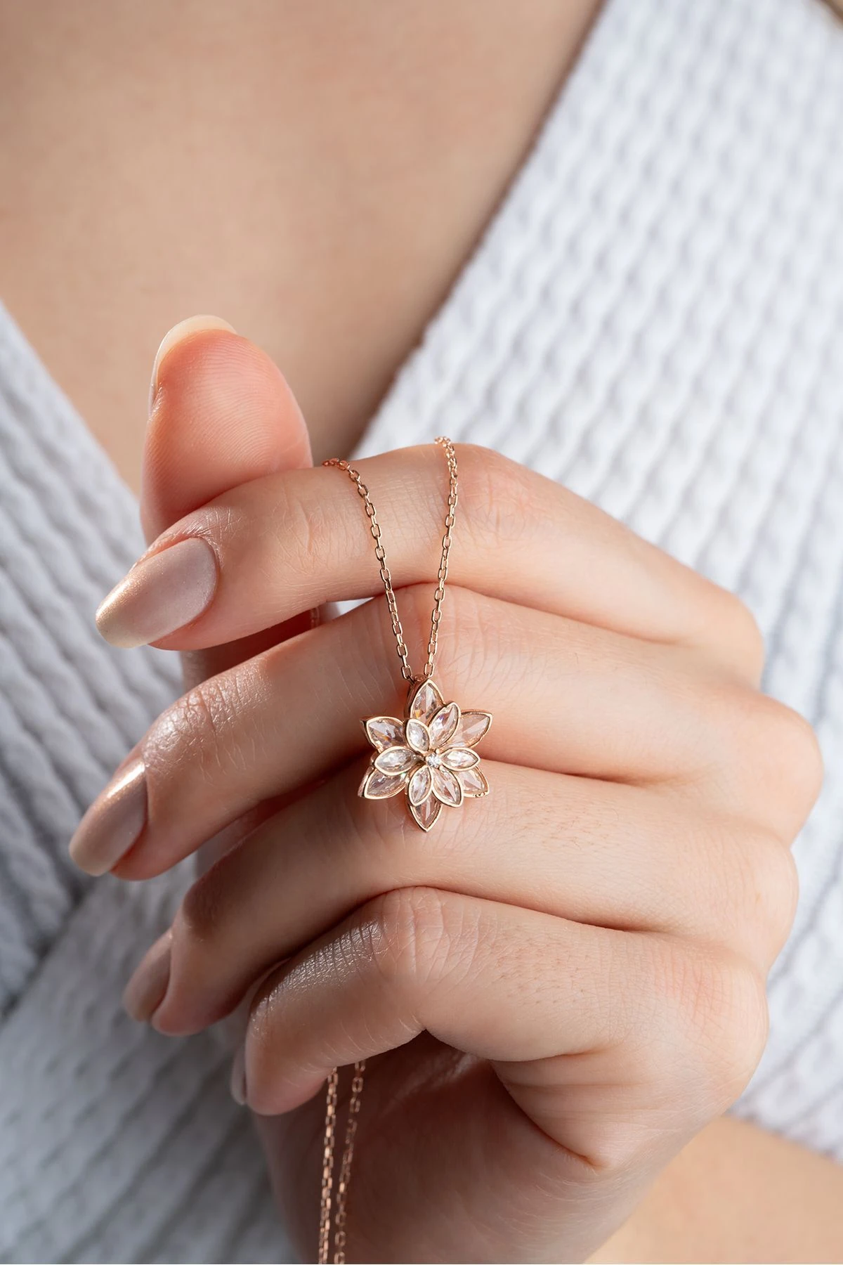 Gümüş Beyaz Lotus Çiçeği Kolye