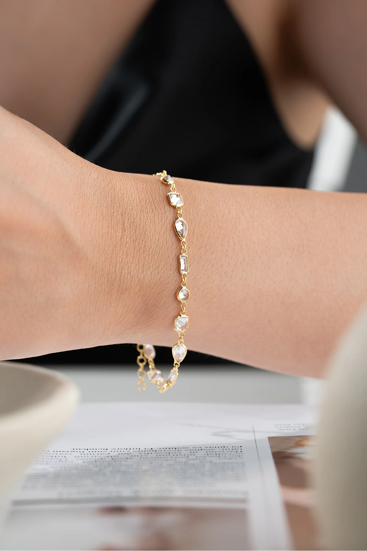 Gümüş Sıralı Beyaz Taşlı Bileklik