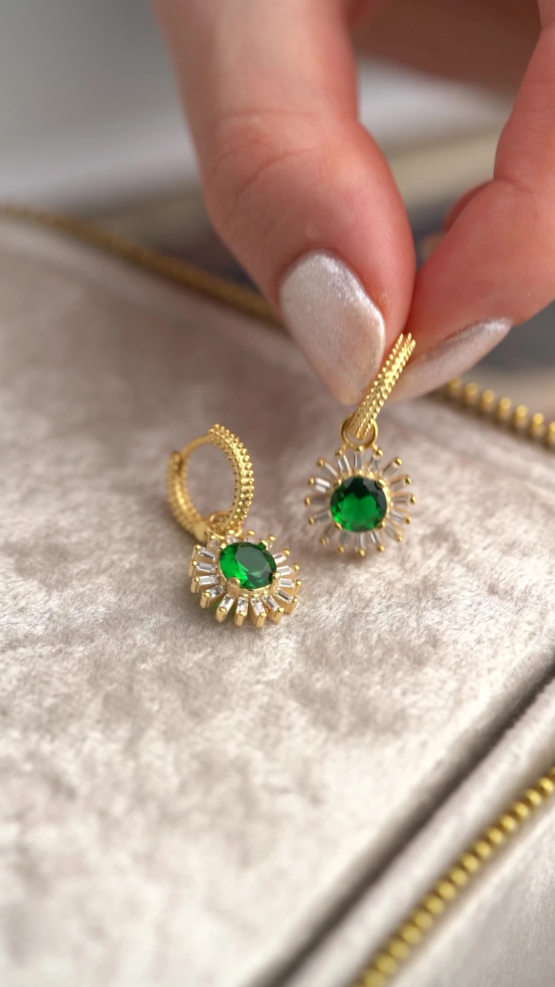 Gümüş Baget Model Zümrüt Yeşili Küpe