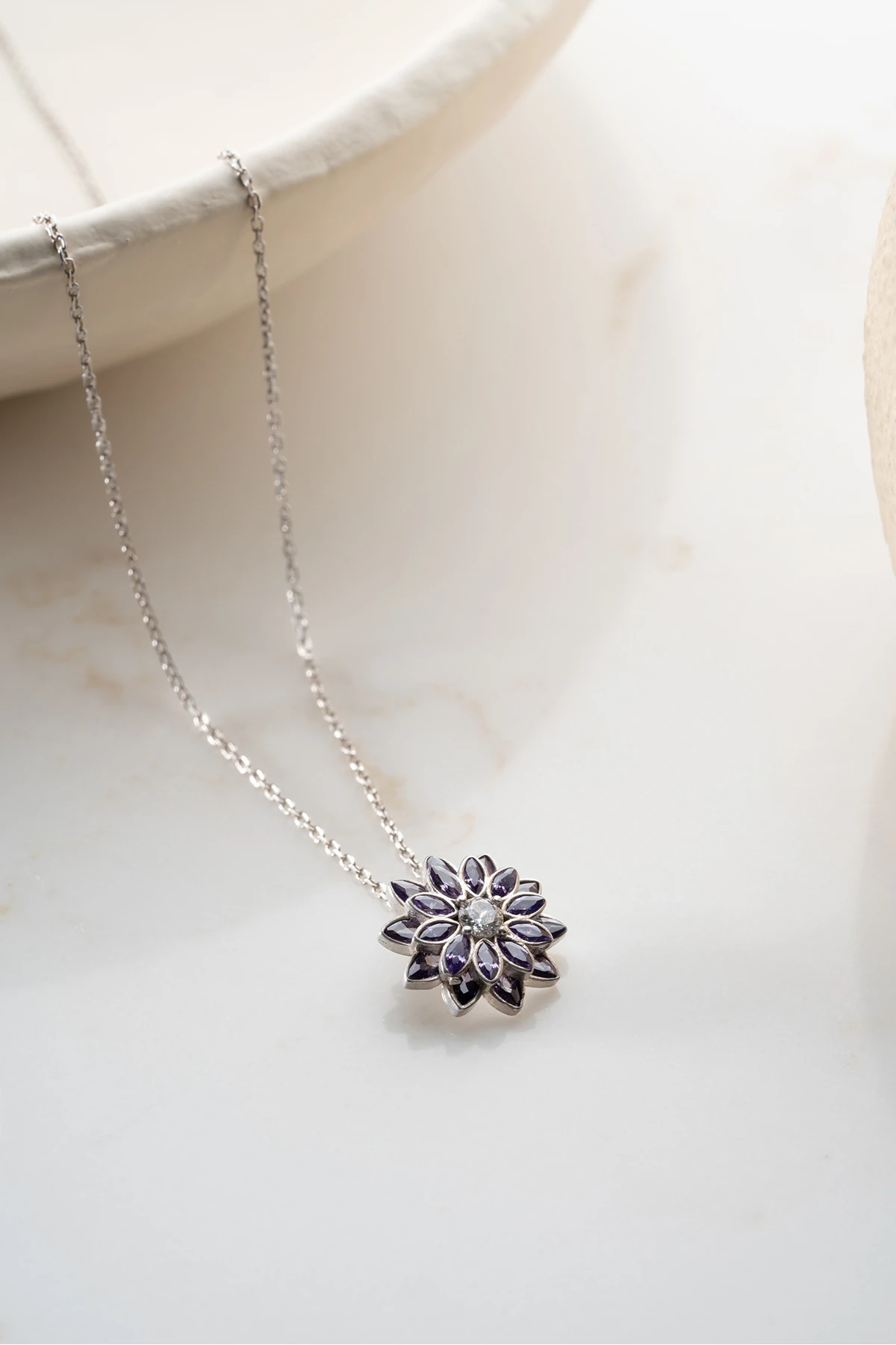 Gümüş Zirkon Mor Taşlı Lotus Kolye
