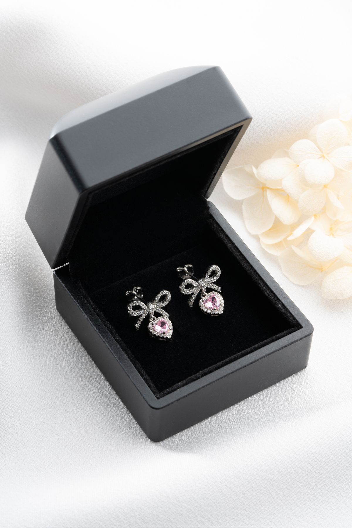 Gümüş Işıklı Kutuda Fiyonklu Kalp Küpe