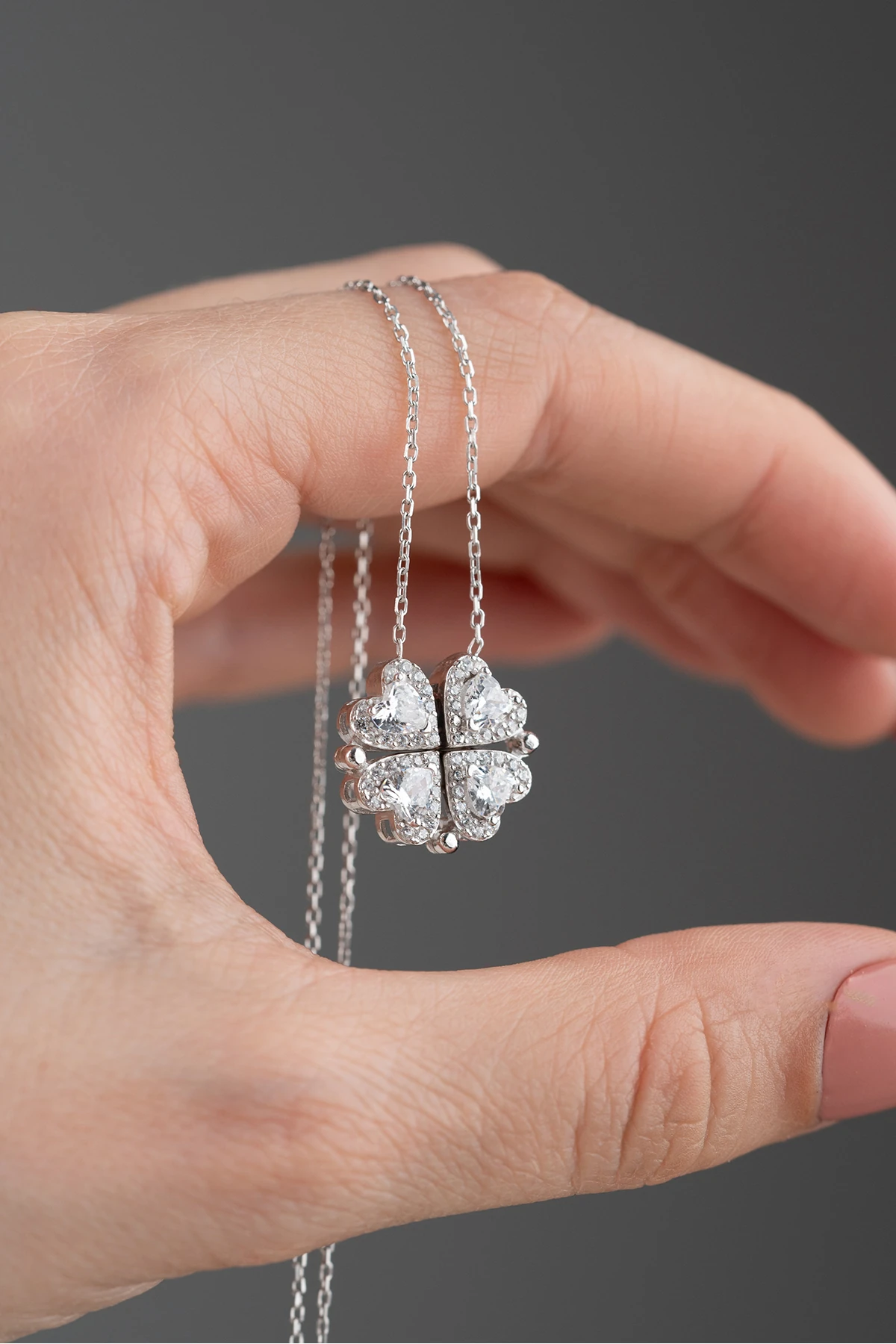 Gümüş Beyaz Taşlı Mıknatıslı Kalp Kolye