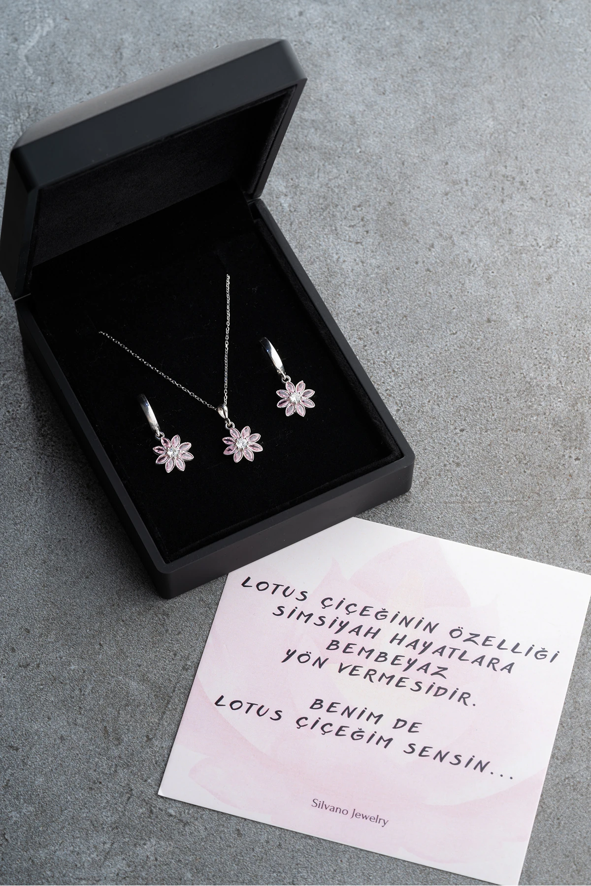 Gümüş Işıklı Kutu Pembe Taşlı Lotus Takı (Kolye-Küpe) Seti