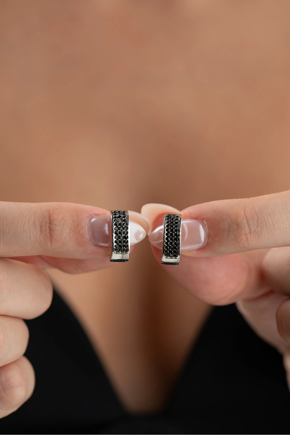 Gümüş Üç Sıra Siyah Taşlı Küpe