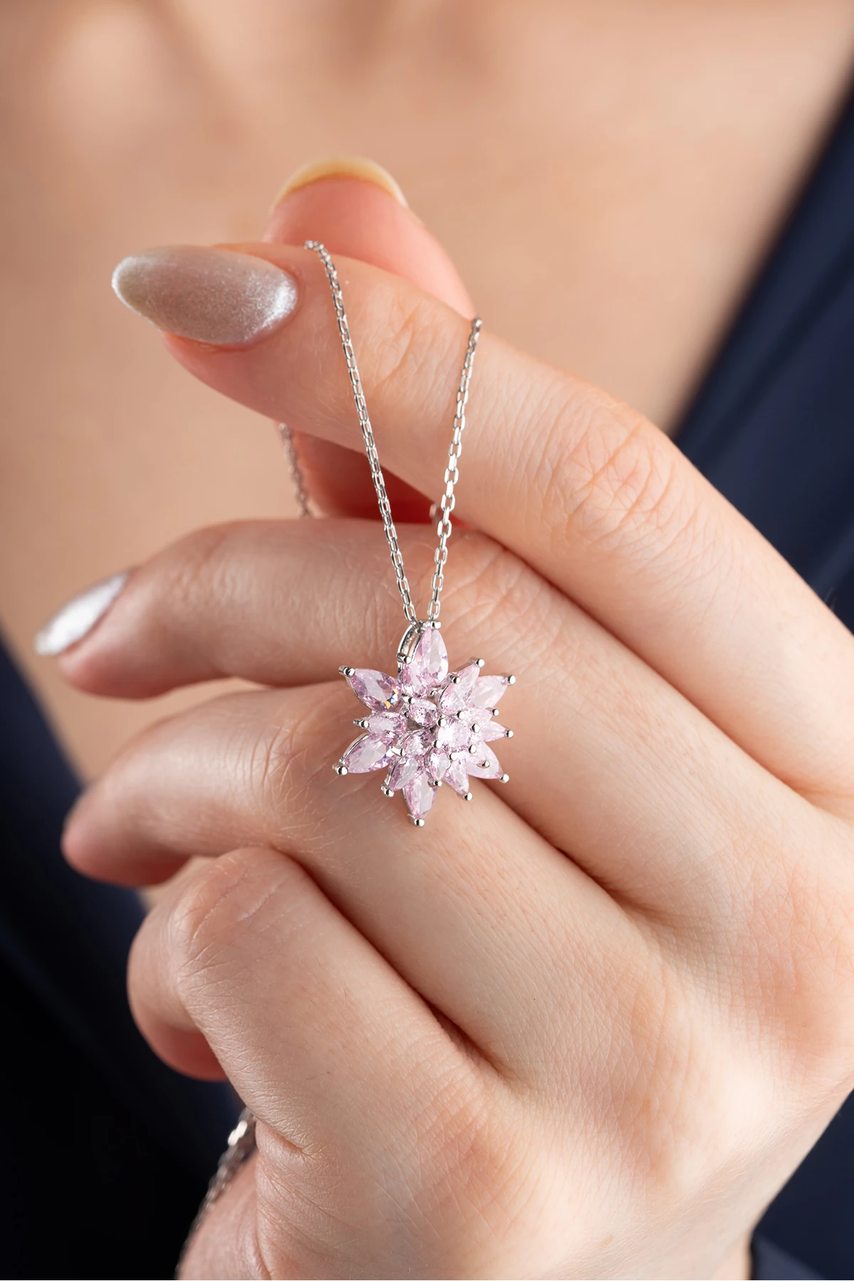 Gümüş Buzlu Açık Pembe Lotus Çiçeği Kolye