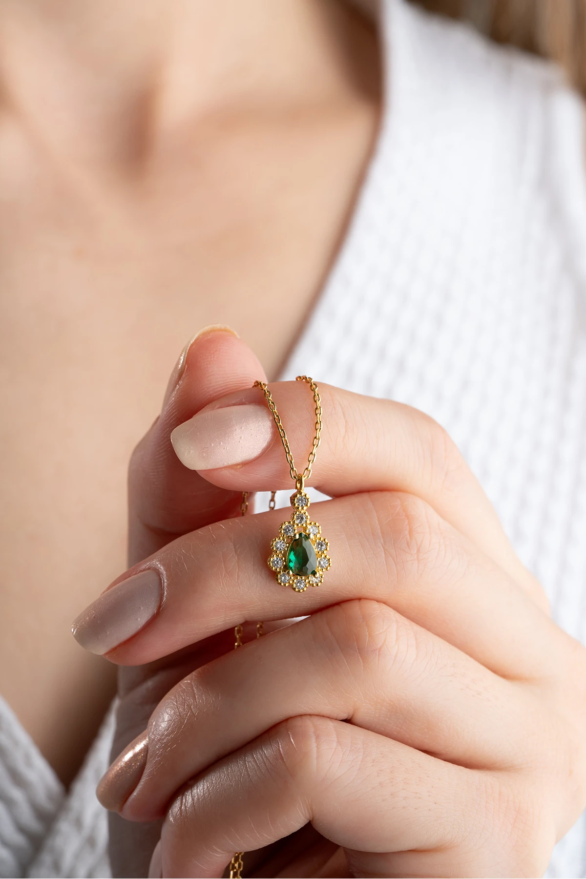 Gümüş Zümrüt Taşlı Damla Kolye