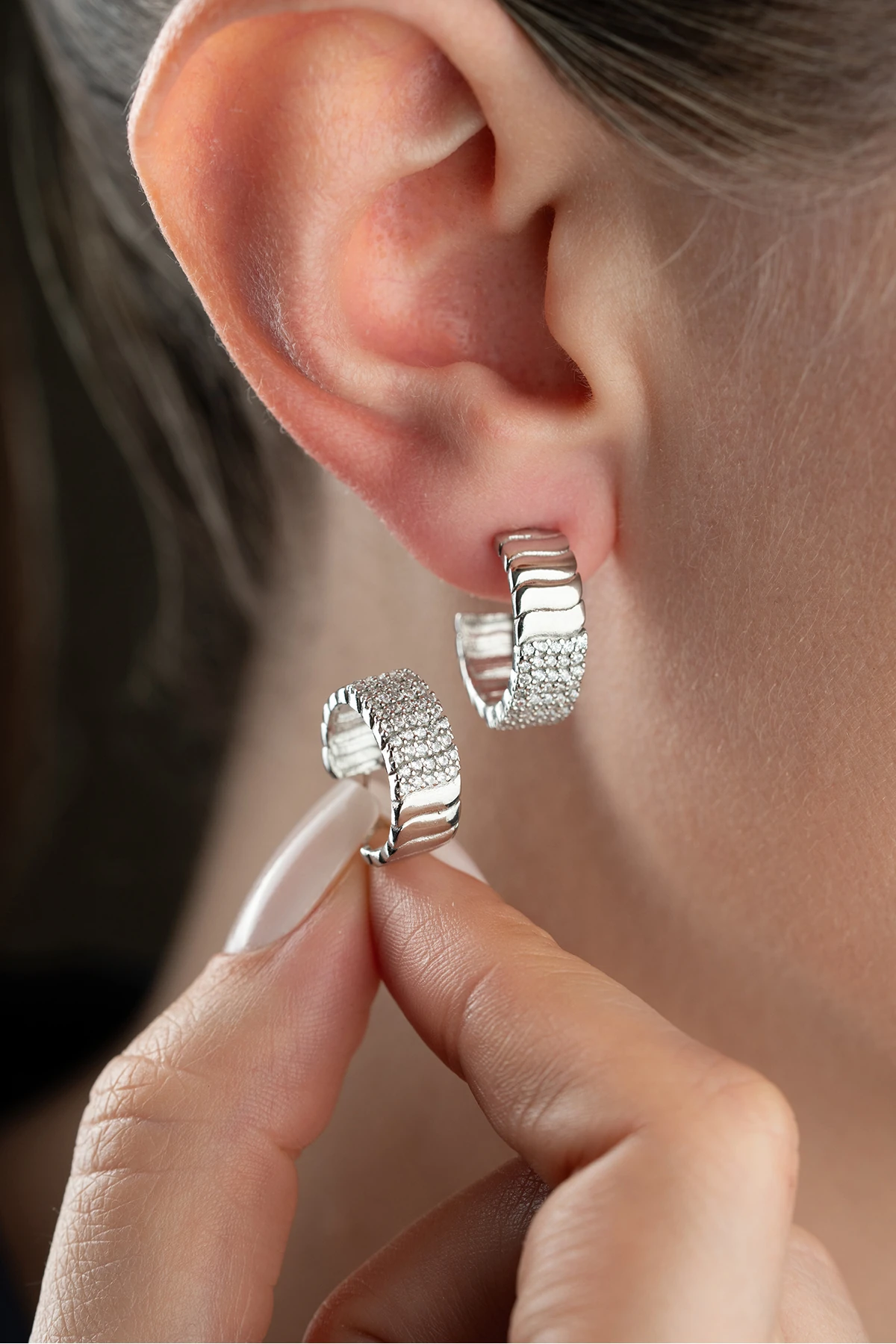 Gümüş Çivili Zirkon Taşlı Küpe