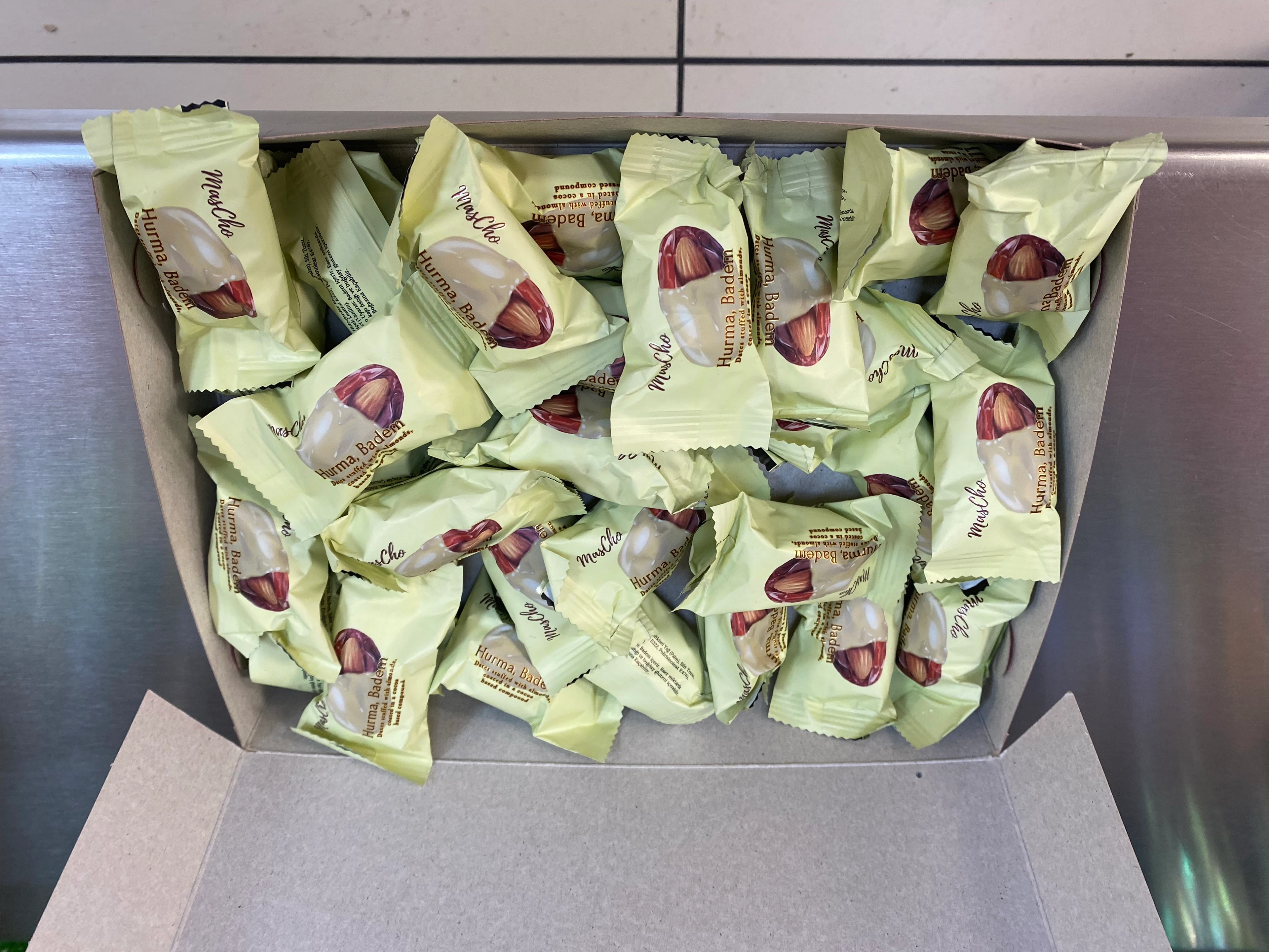 hurma bademli beyaz çikolata kaplama