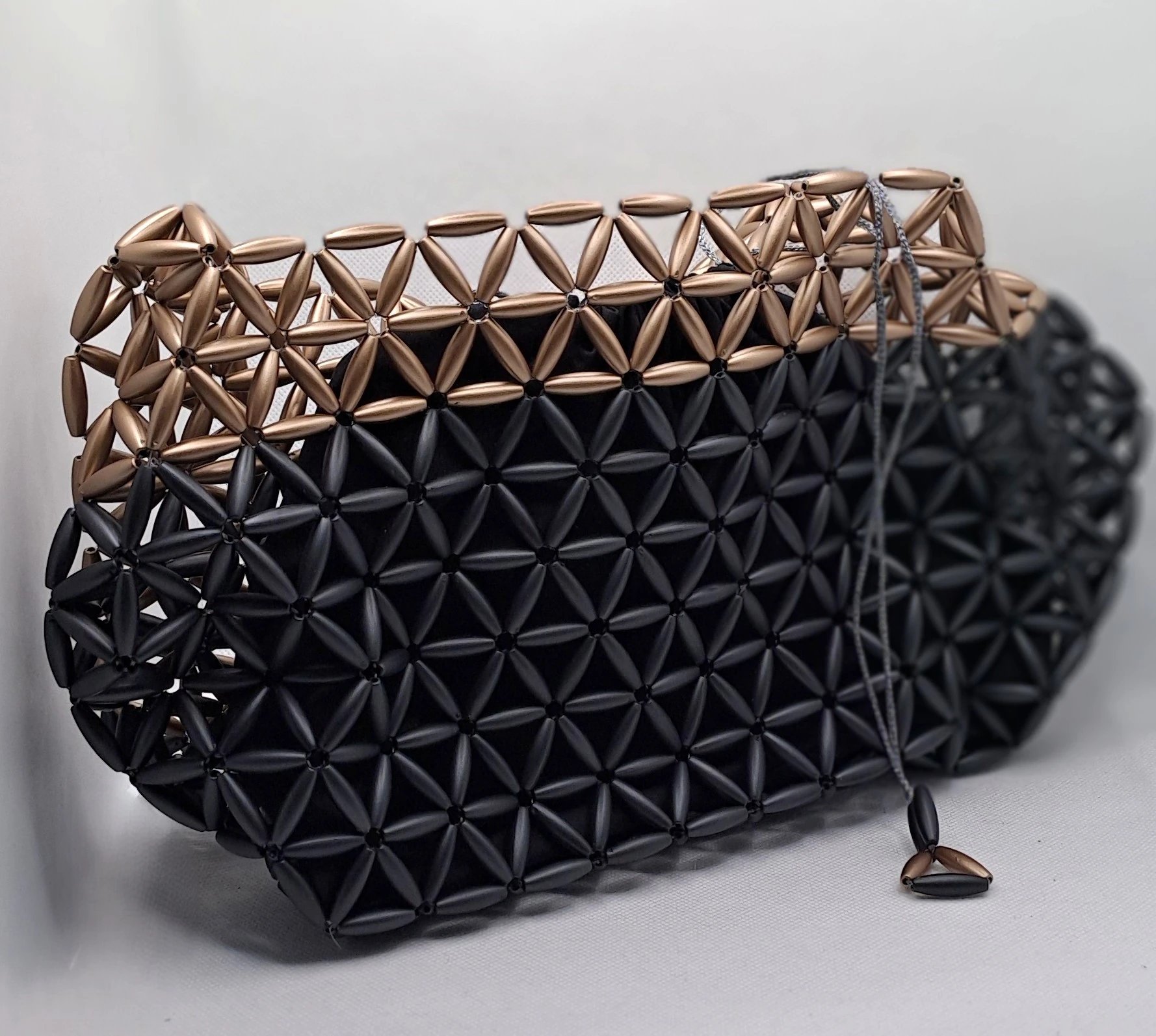 SİYAH-GOLD UZUN BONCUK ÇANTA