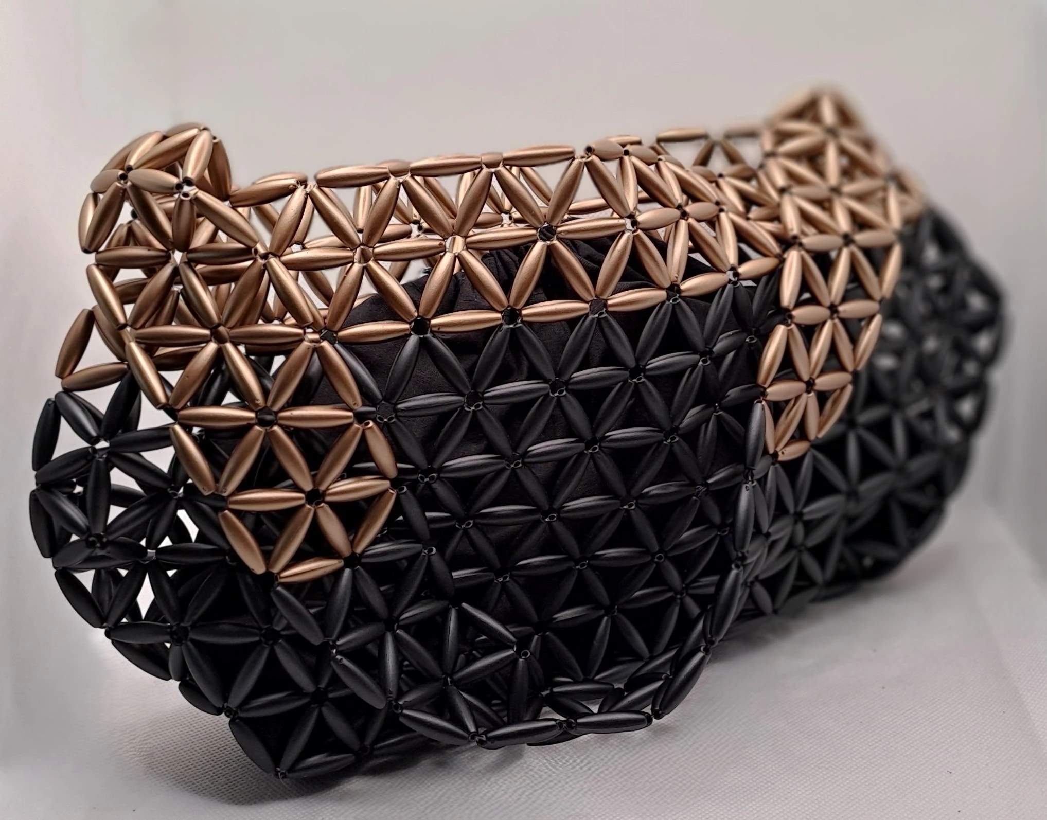 SİYAH-GOLD UZUN BONCUK ÇANTA