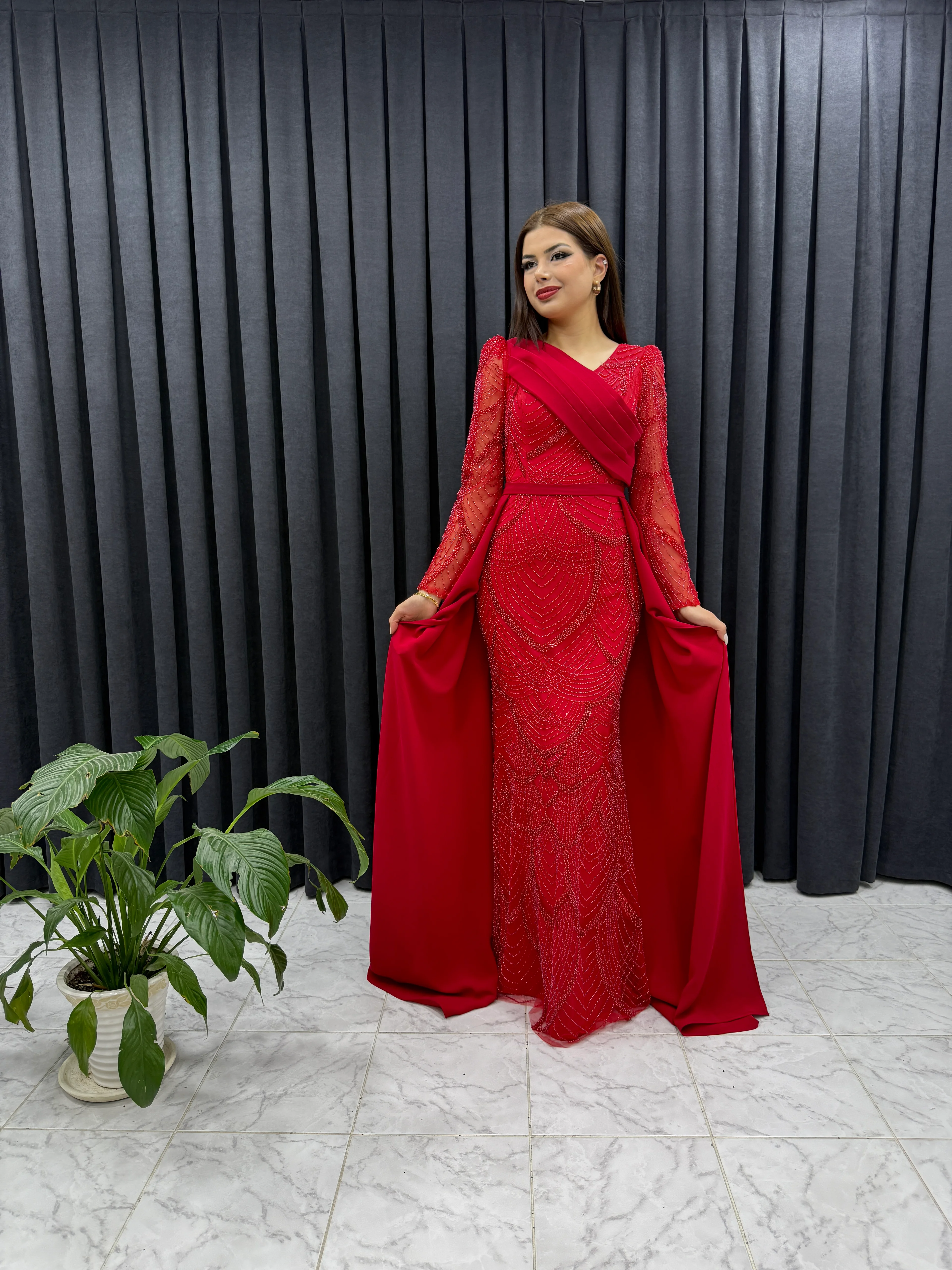 Göğsü Drapeli Pelerinli Abiye - kırmızı