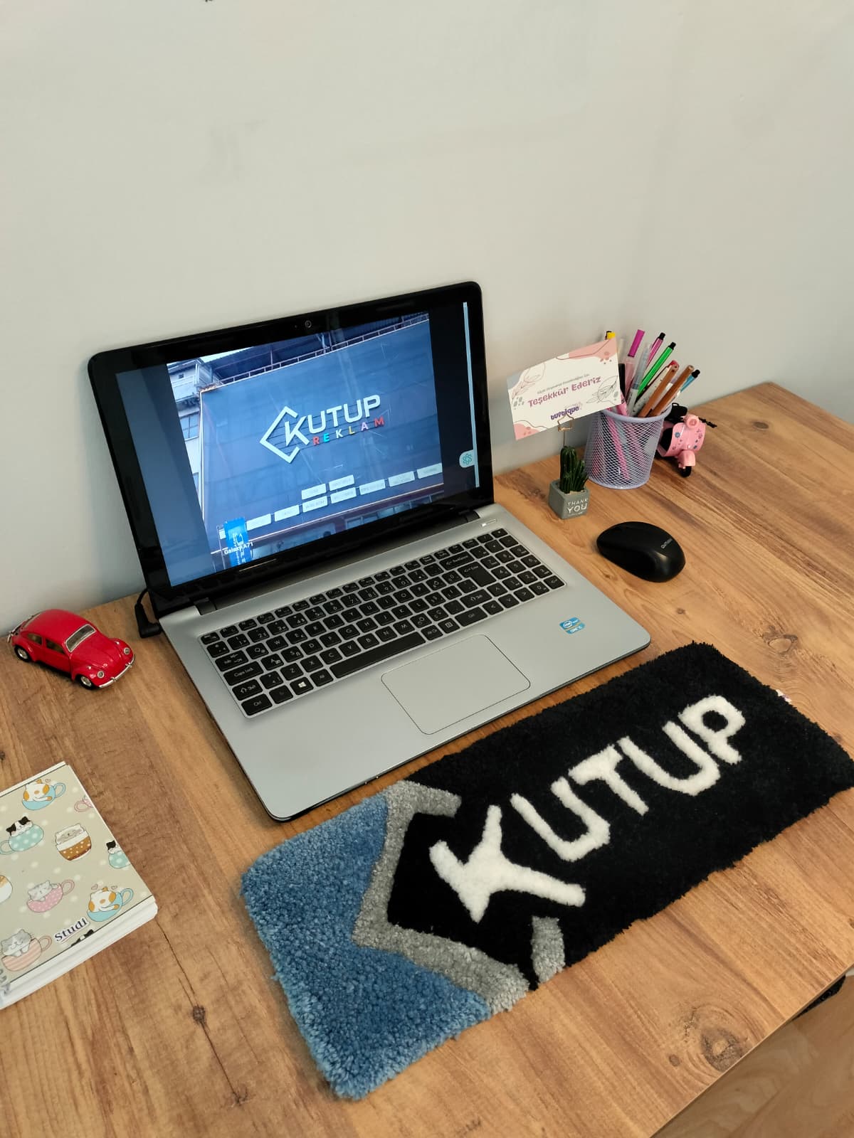 Logolu Tufting Klavye Halısı