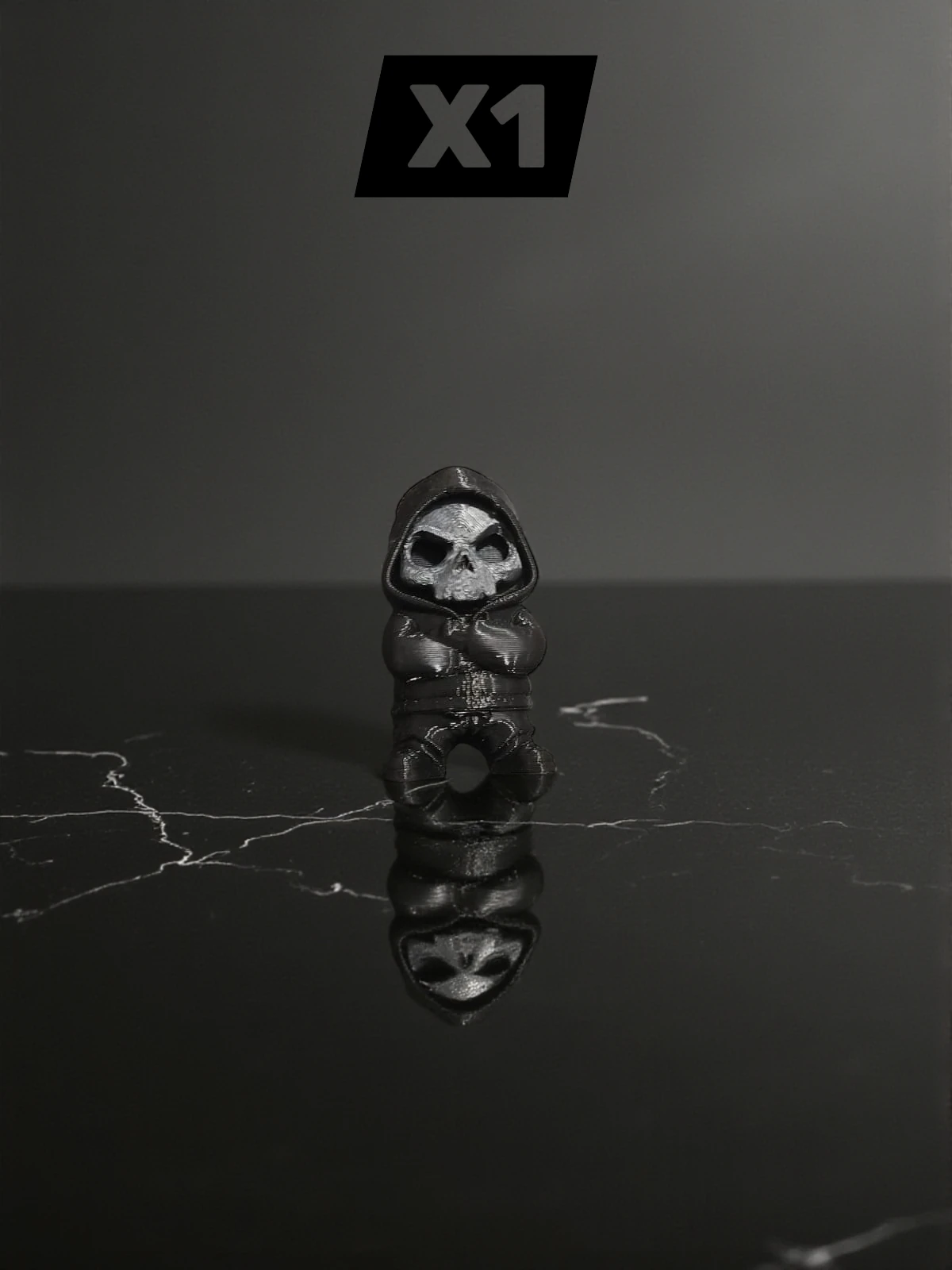  X1_Kafatası Kapüşonlu Figür Anahtarlık – Siyah Yüzlü Aksiyon Oyuncak