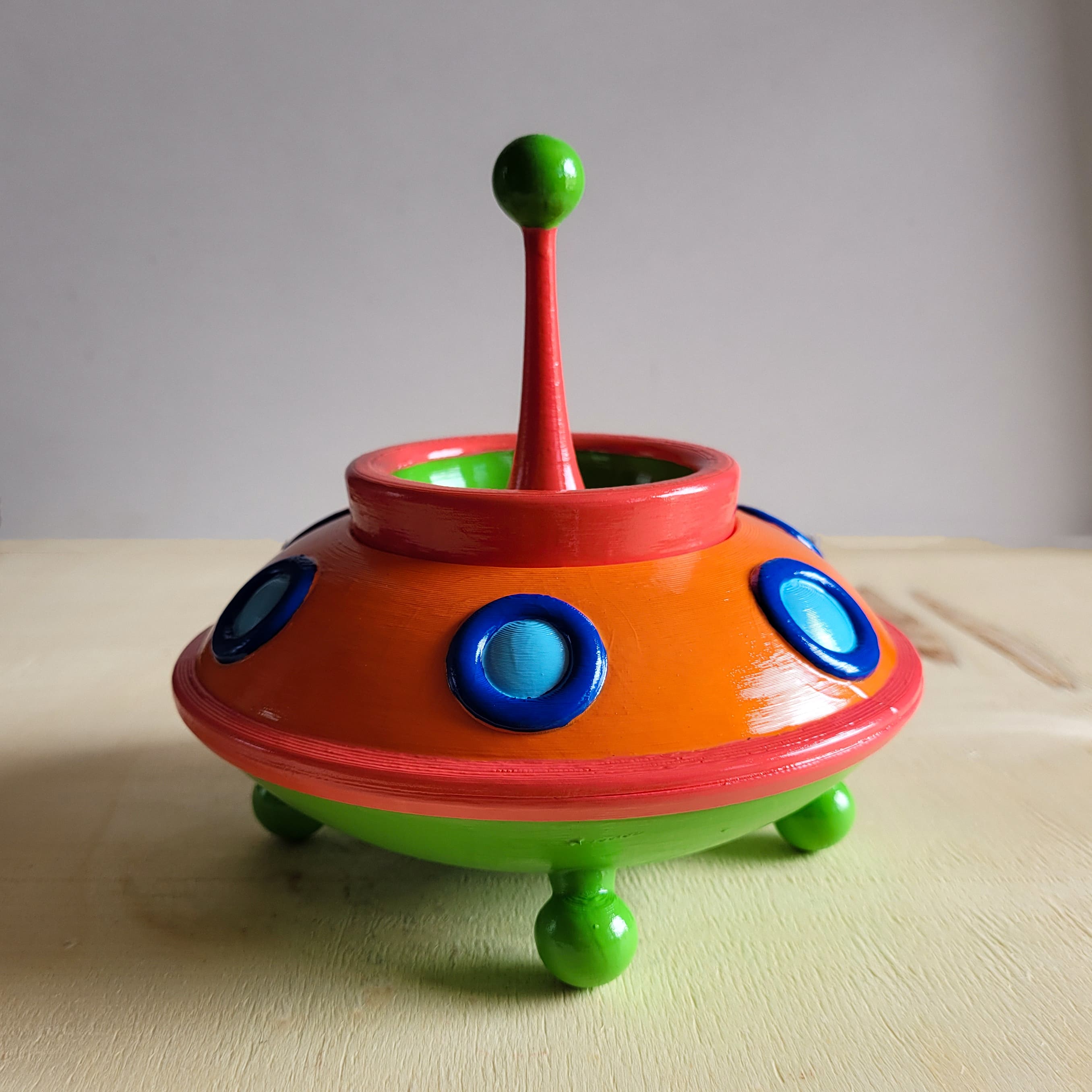 Antenli UFO Saksı