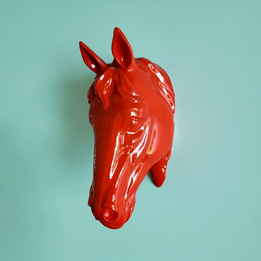 At Kafası Duvar Figürü - Red