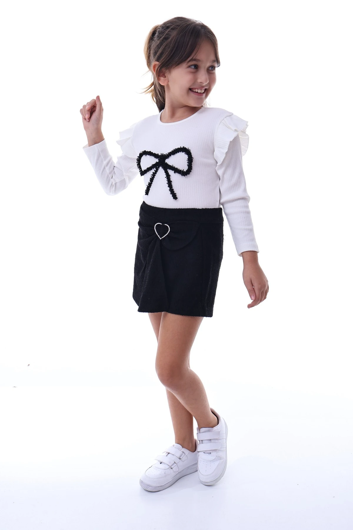 Kız Çocuk Fiyonklu Bluz ve Kalp Tokalı Siyah Etek Takımı – Şık Pamuklu Günlük Kız Çocuk Takım