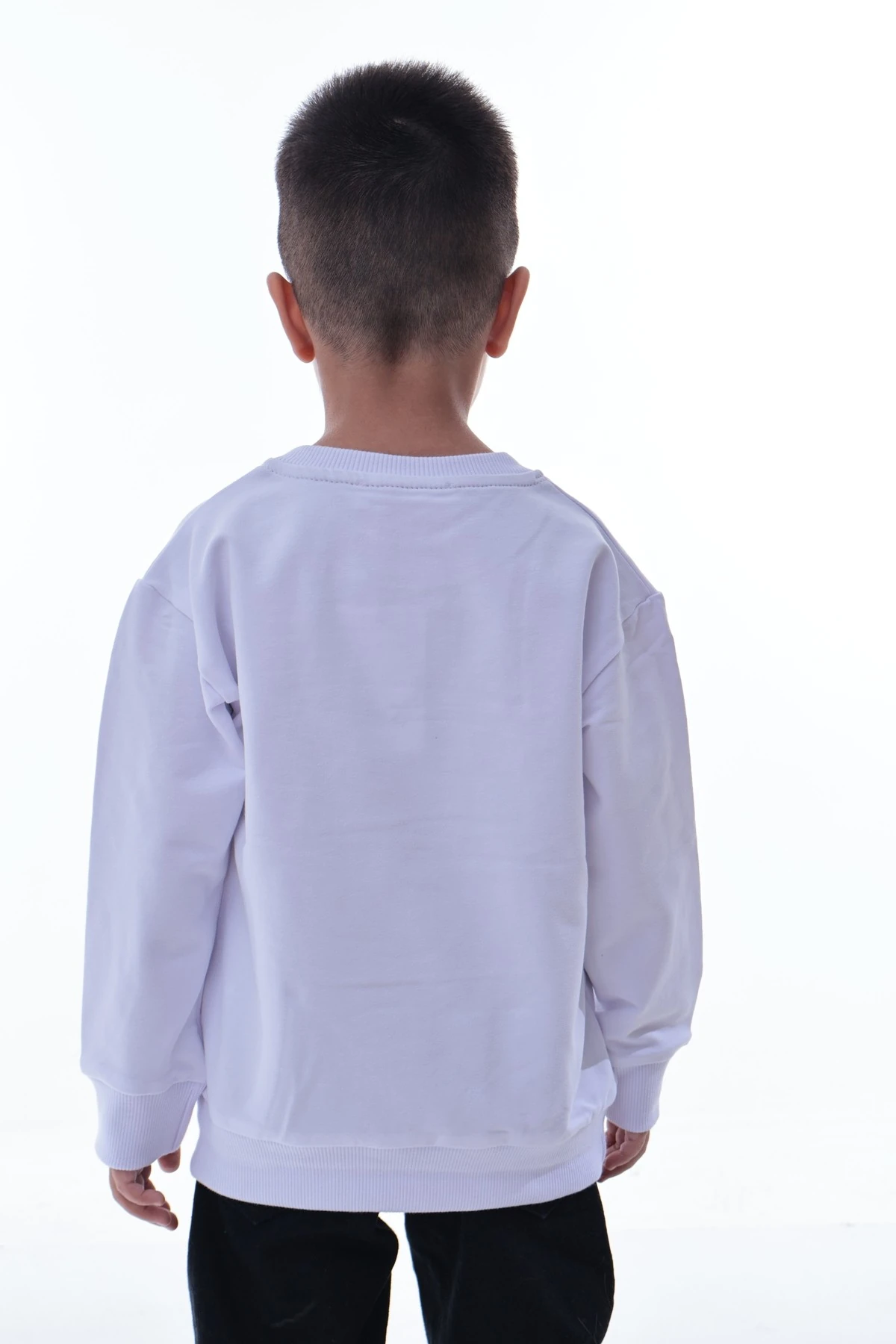 Erkek Çocuk Beyaz Sweatshirt – %100 Pamuk, Yumuşak Kumaş, Rahat Kalıp, Günlük Spor Stil