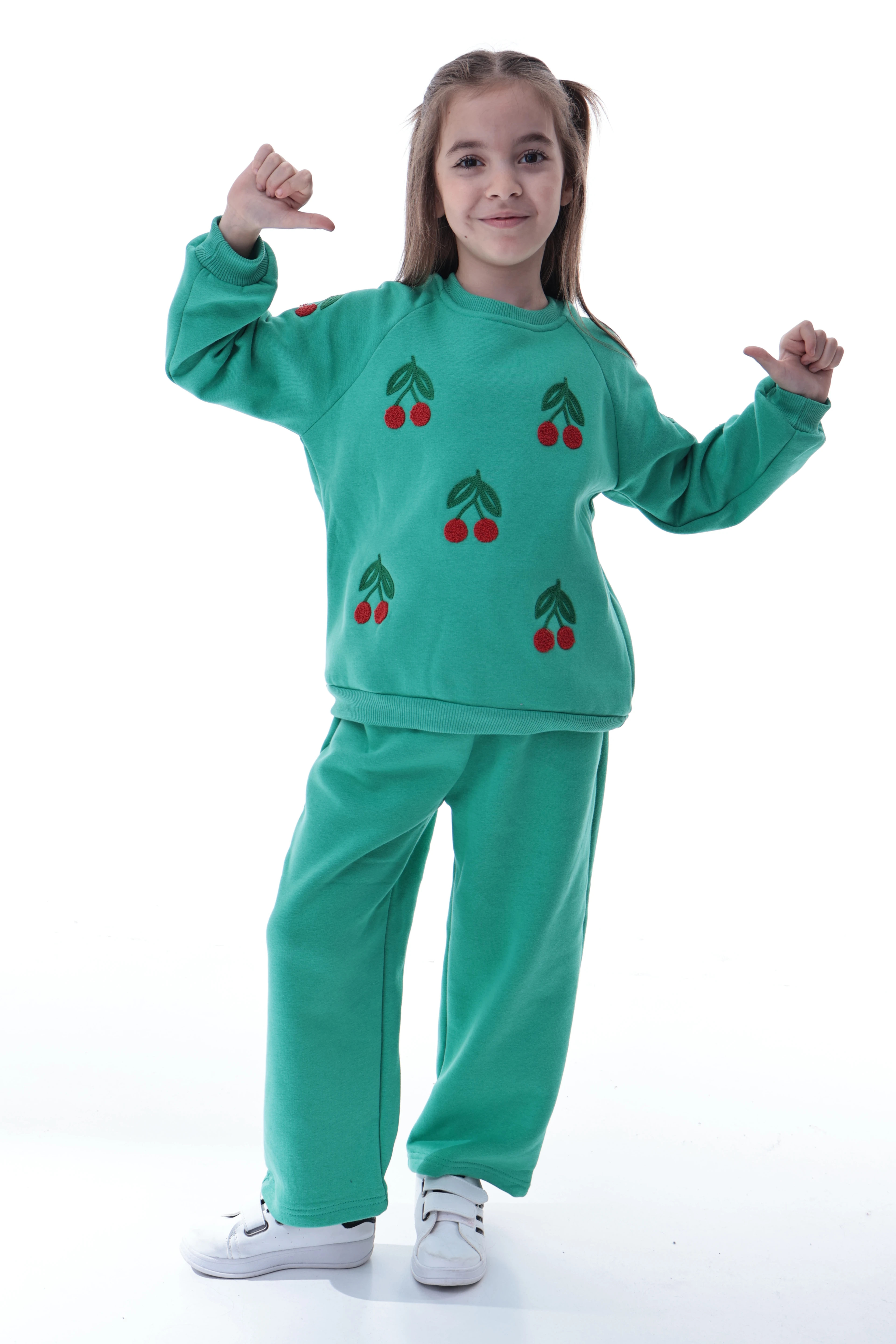 %100 Pamuk Kız Çocuk Eşofman Takımı – Kiraz Desenli, Yumuşak ve Nefes Alabilen Kumaş