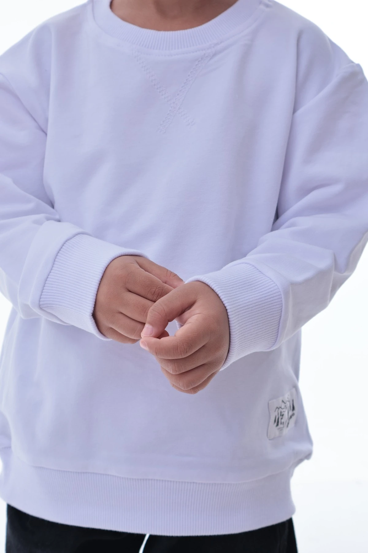 Erkek Çocuk Beyaz Sweatshirt – %100 Pamuk, Yumuşak Kumaş, Rahat Kalıp, Günlük Spor Stil