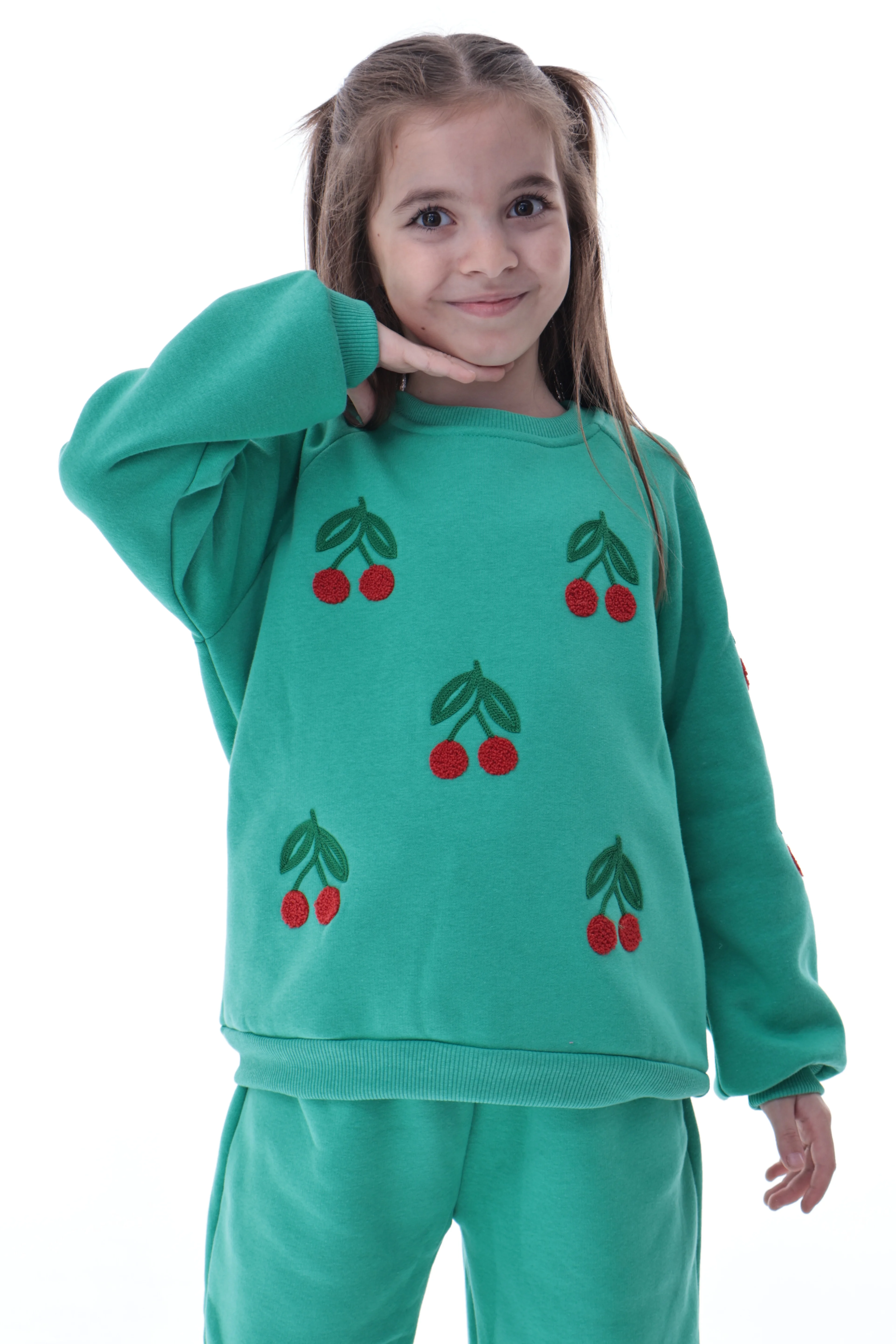 %100 Pamuk Kız Çocuk Eşofman Takımı – Kiraz Desenli, Yumuşak ve Nefes Alabilen Kumaş