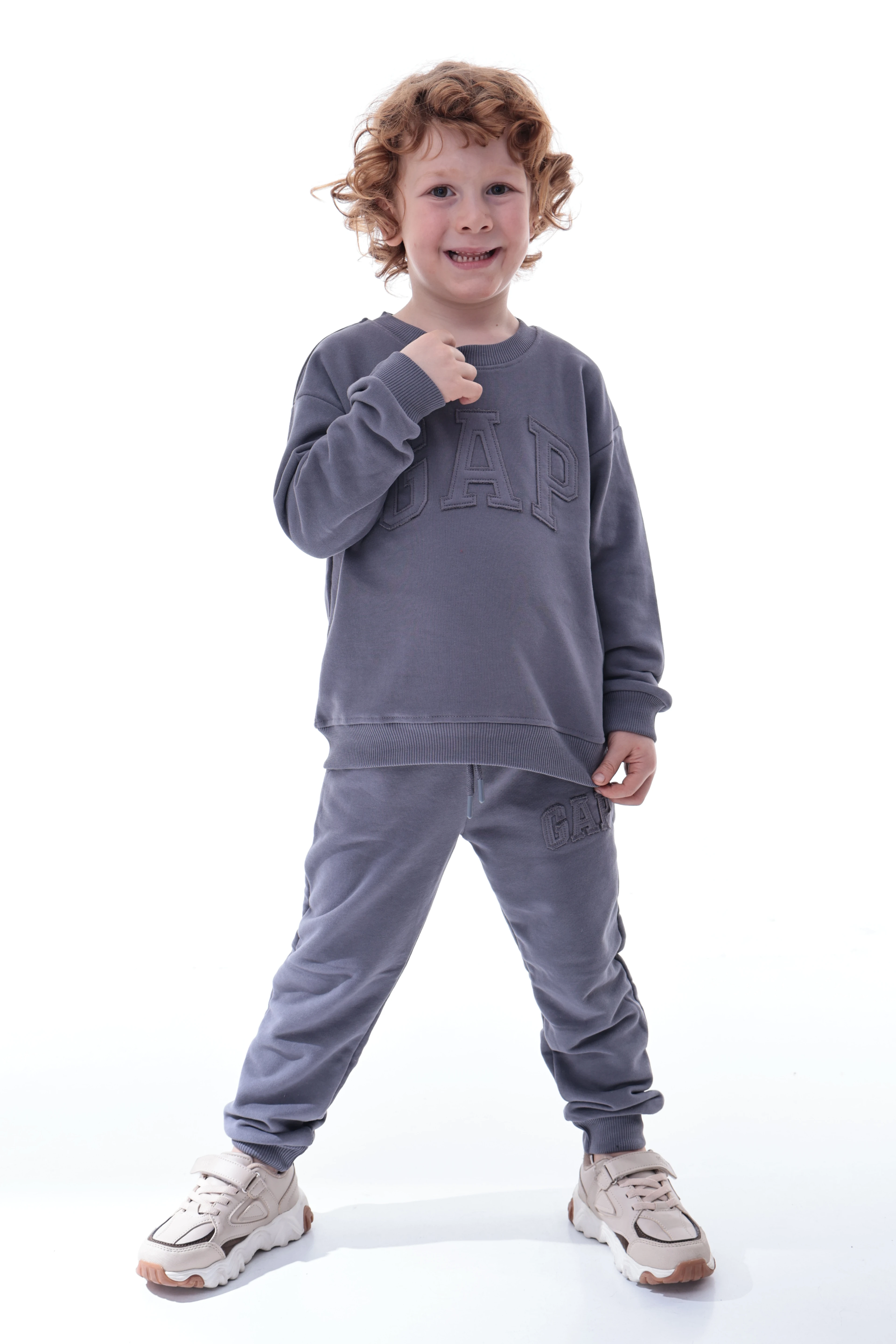 Erkek Çocuk Kabartma Yazılı Polar Eşofman Takımı – Rahat ve Yumuşak Kumaş