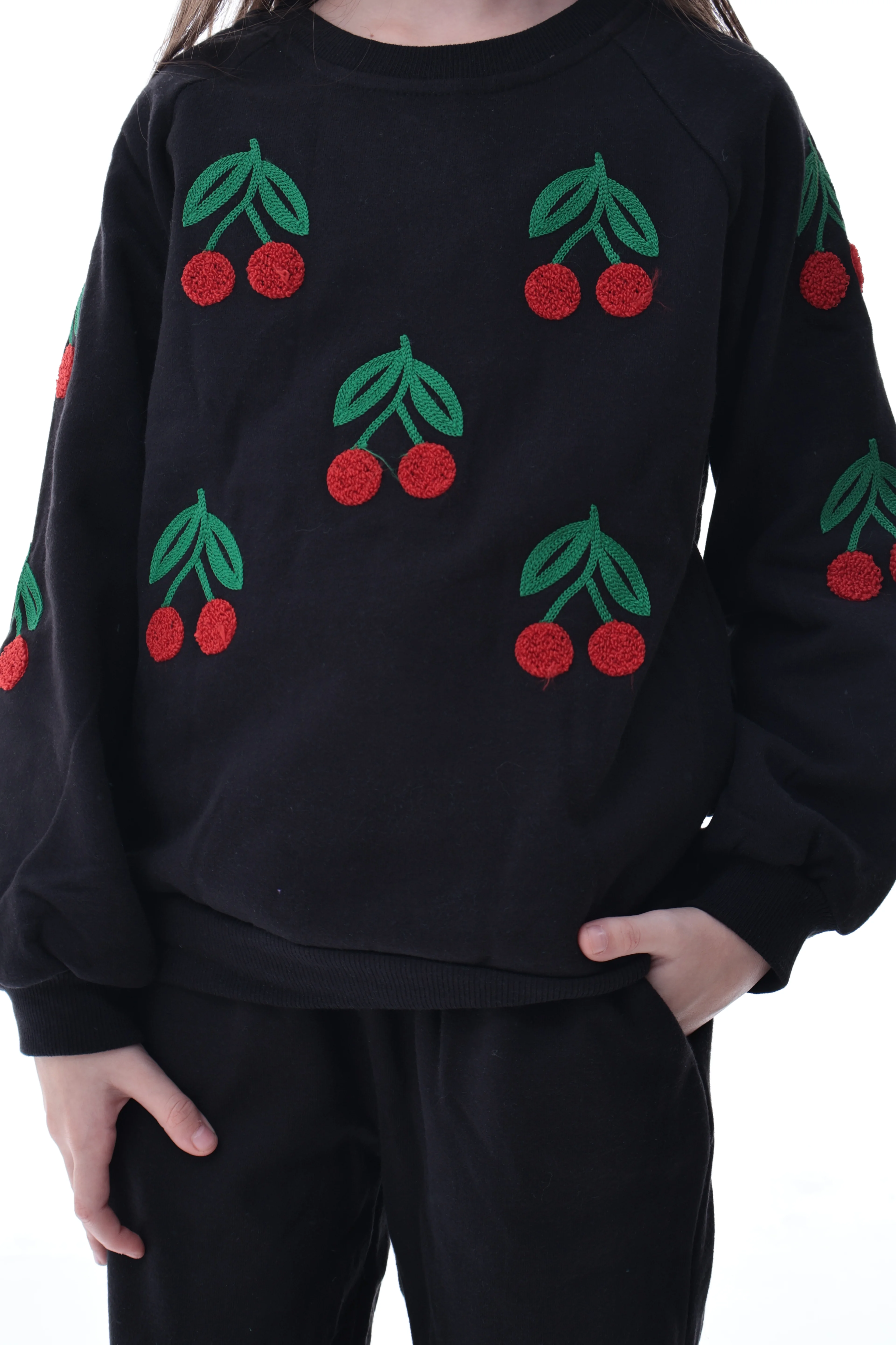 %100 Pamuk Kız Çocuk Eşofman Takımı – Kiraz Desenli, Yumuşak ve Nefes Alabilen Kumaş – 2–8 Yaş