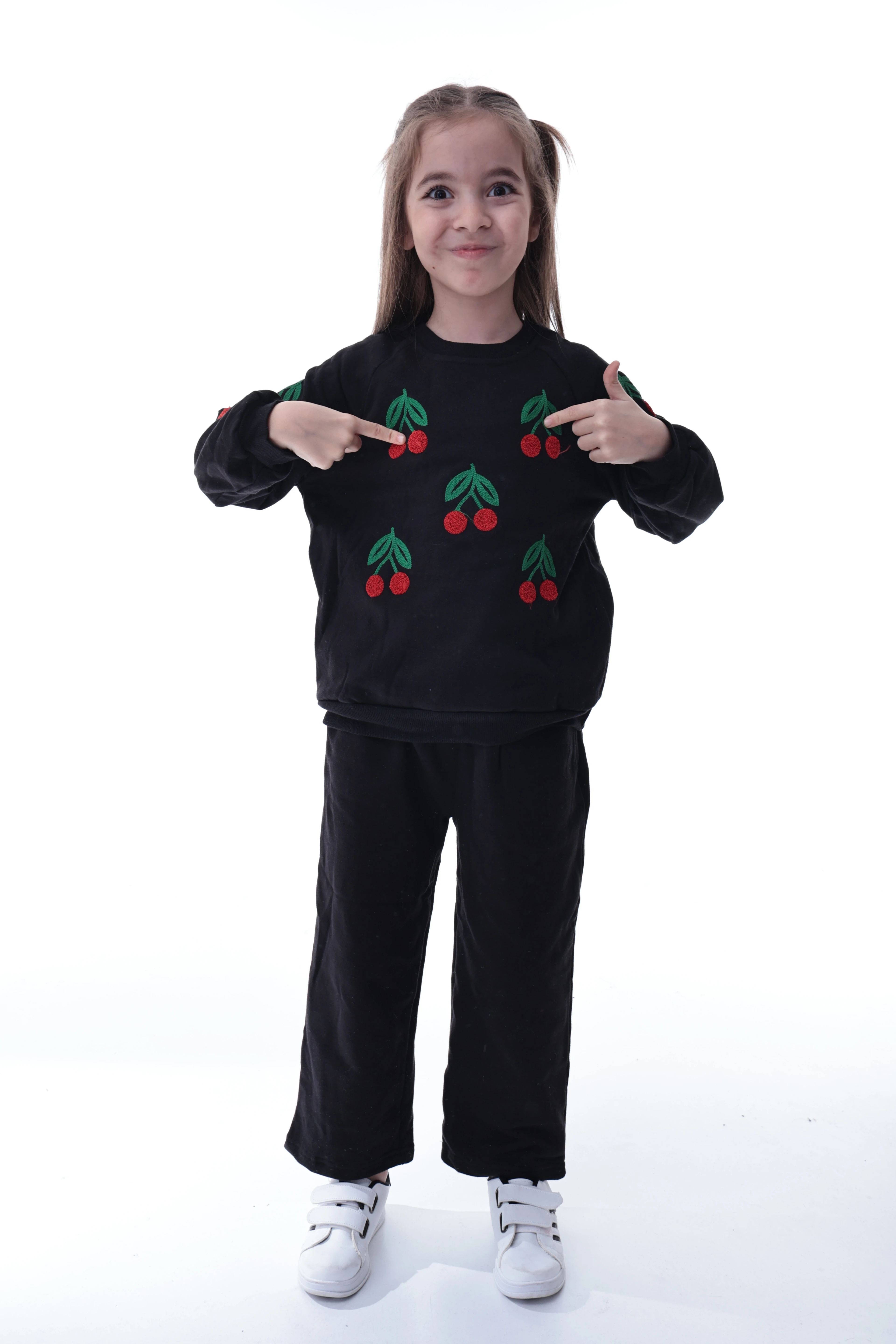 %100 Pamuk Kız Çocuk Eşofman Takımı – Kiraz Desenli, Yumuşak ve Nefes Alabilen Kumaş – 2–8 Yaş