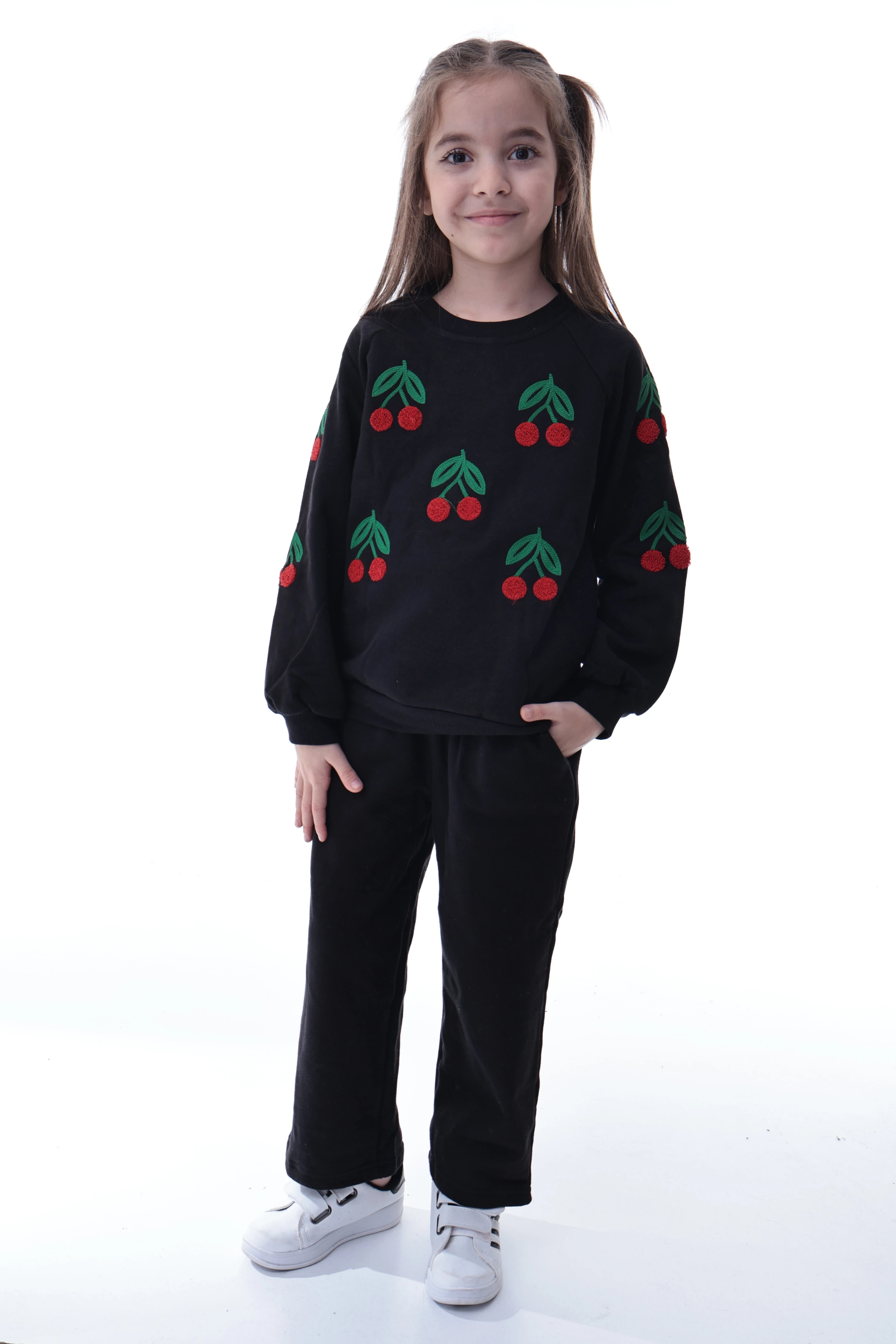 %100 Pamuk Kız Çocuk Eşofman Takımı – Kiraz Desenli, Yumuşak ve Nefes Alabilen Kumaş – 2–8 Yaş