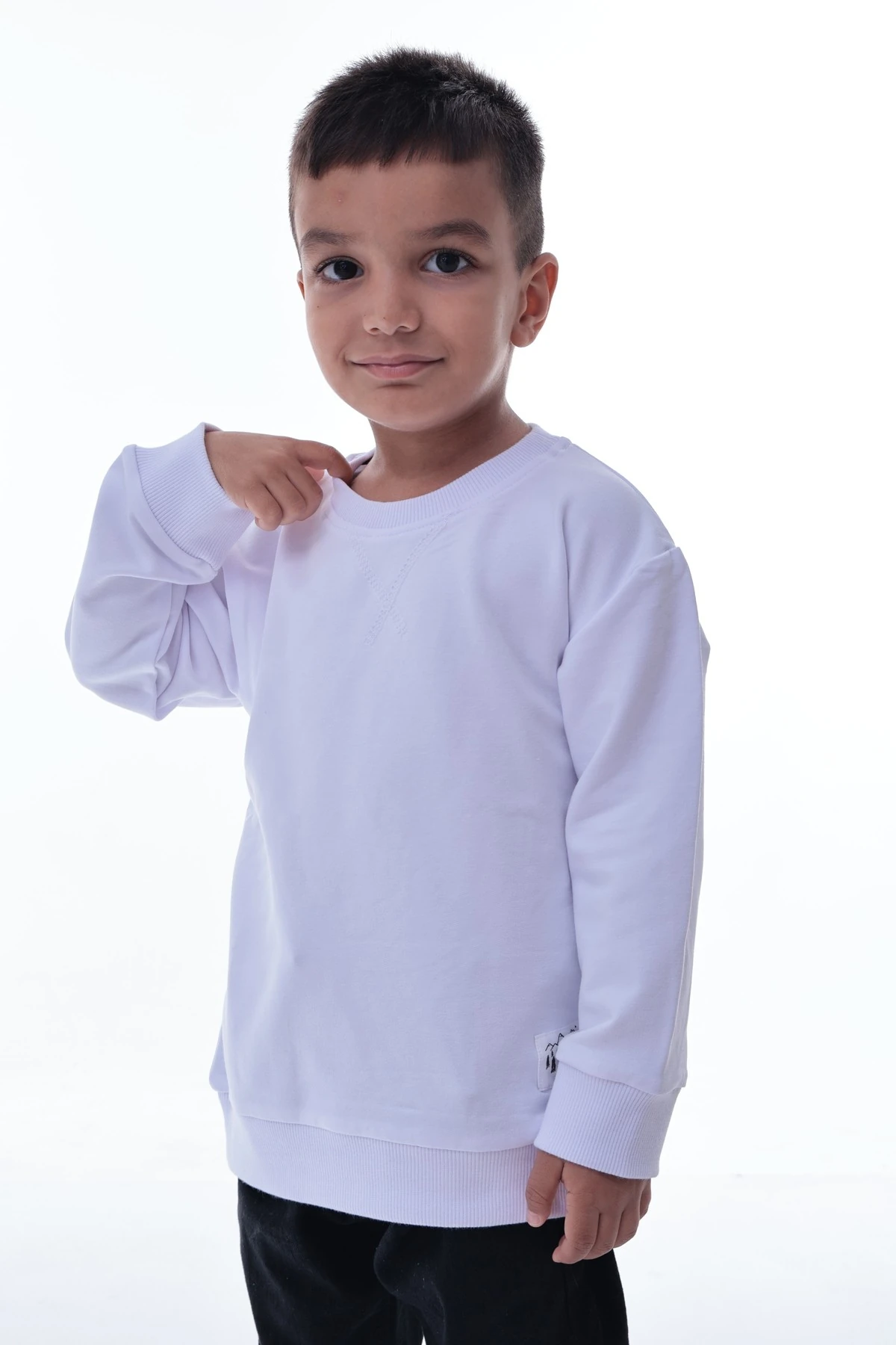 Erkek Çocuk Beyaz Sweatshirt – %100 Pamuk, Yumuşak Kumaş, Rahat Kalıp, Günlük Spor Stil