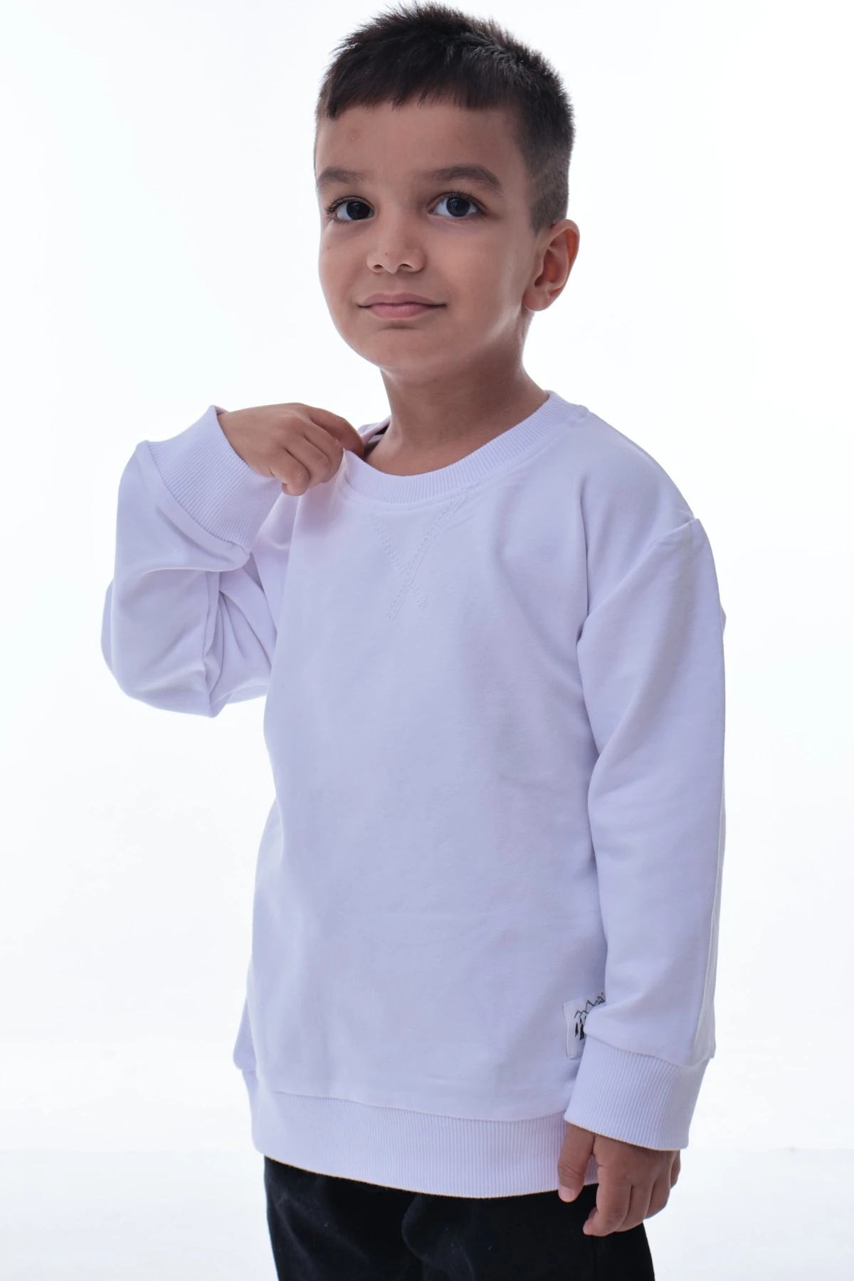 Erkek Çocuk Beyaz Sweatshirt – %100 Pamuk, Yumuşak Kumaş, Rahat Kalıp, Günlük Spor Stil