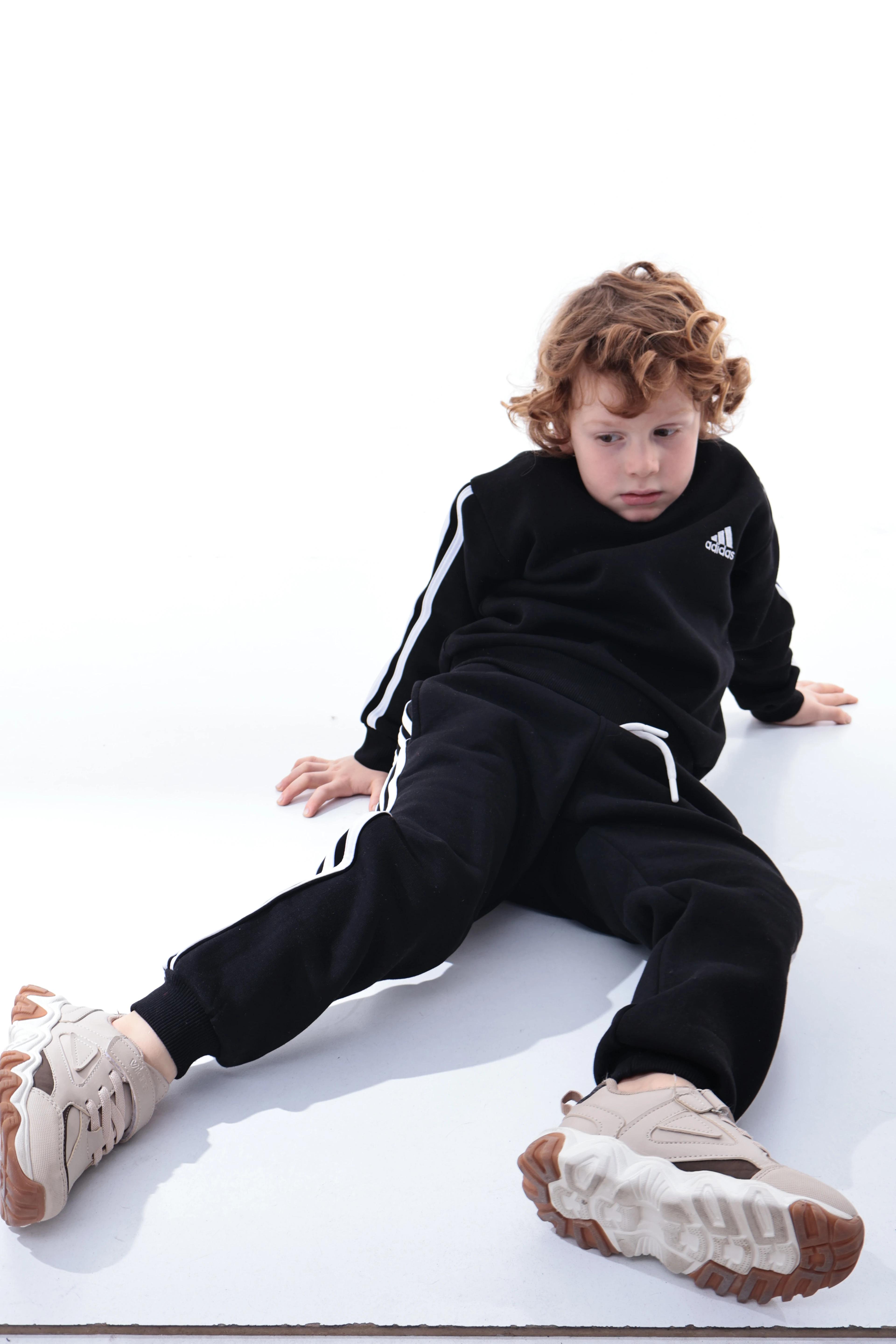 Erkek Çocuk Şeritli Polar Eşofman Takımı – Rahat ve Yumuşak Kumaş