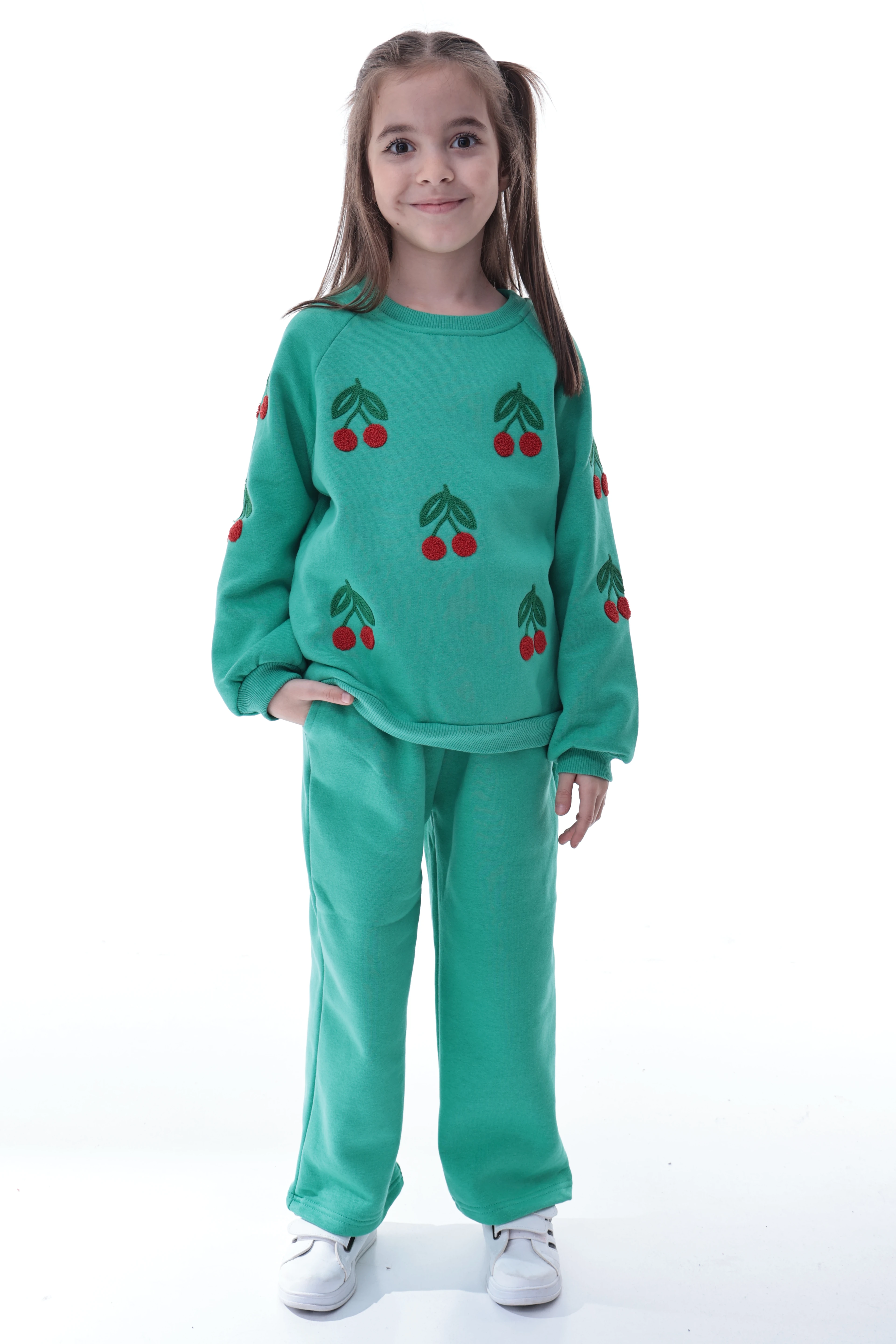 %100 Pamuk Kız Çocuk Eşofman Takımı – Kiraz Desenli, Yumuşak ve Nefes Alabilen Kumaş