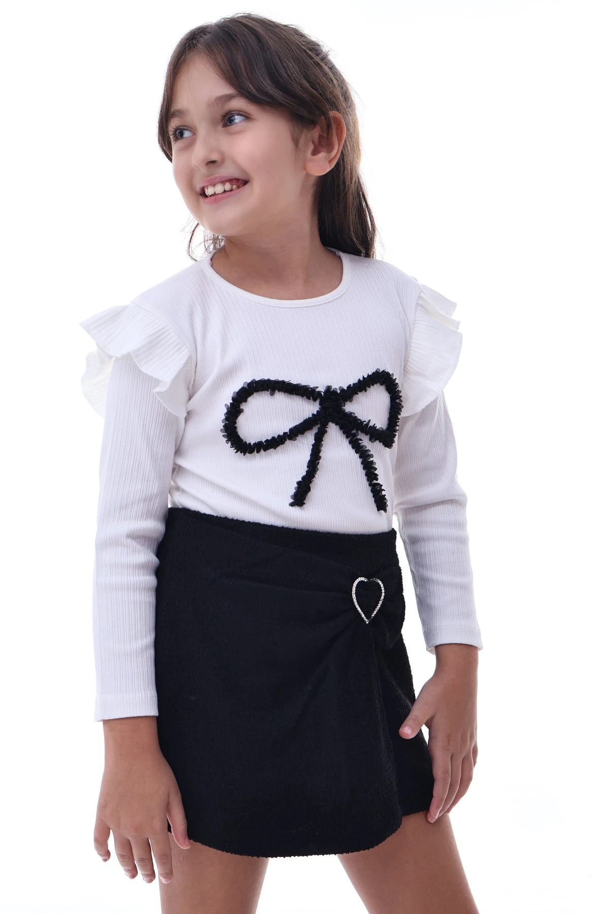 Kız Çocuk Fiyonklu Bluz ve Kalp Tokalı Siyah Etek Takımı – Şık Pamuklu Günlük Kız Çocuk Takım