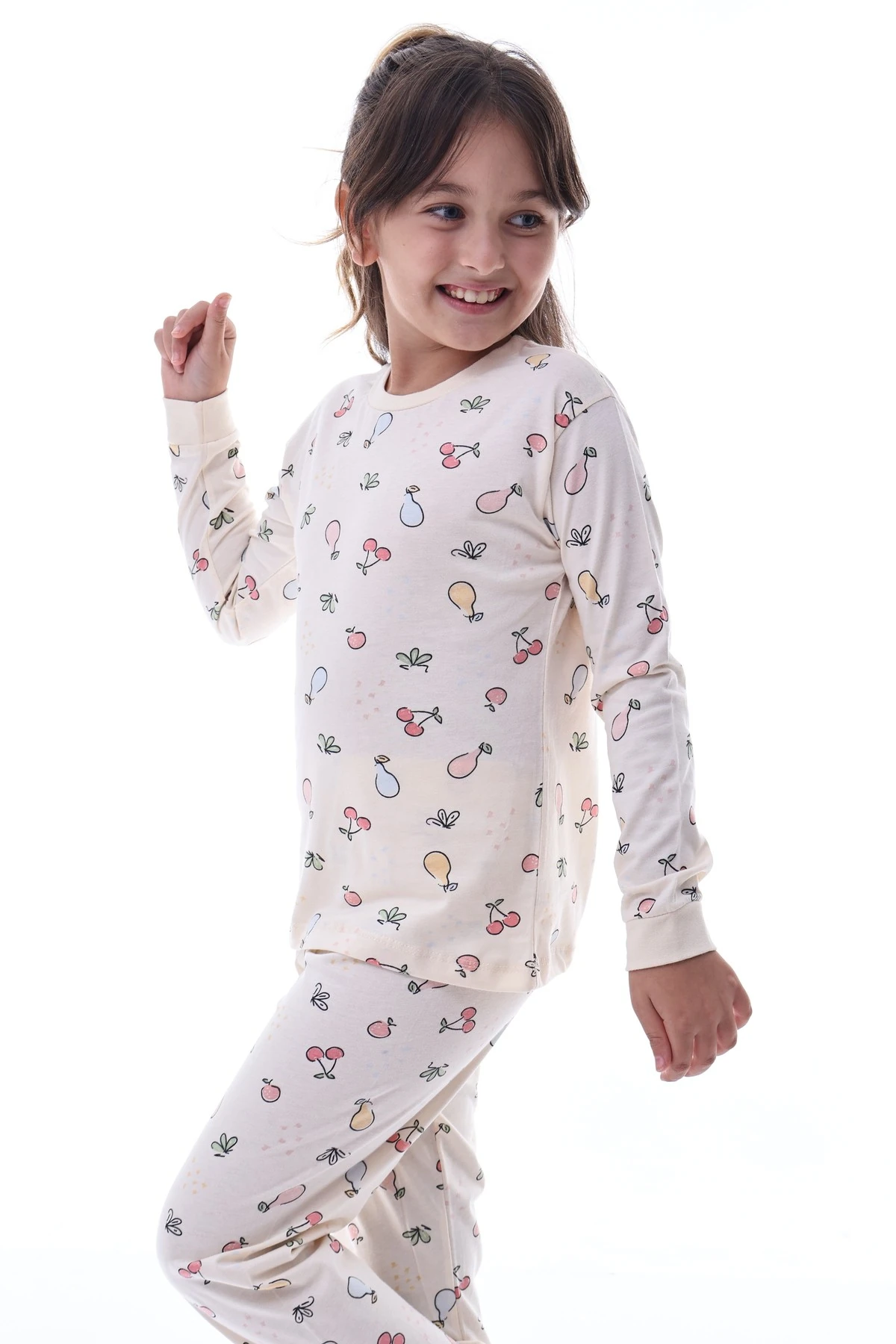 Meyve Desenli Kız Çocuk Pijama – %100 Pamuk, Rahat ve Yumuşak Kumaşlı Set
