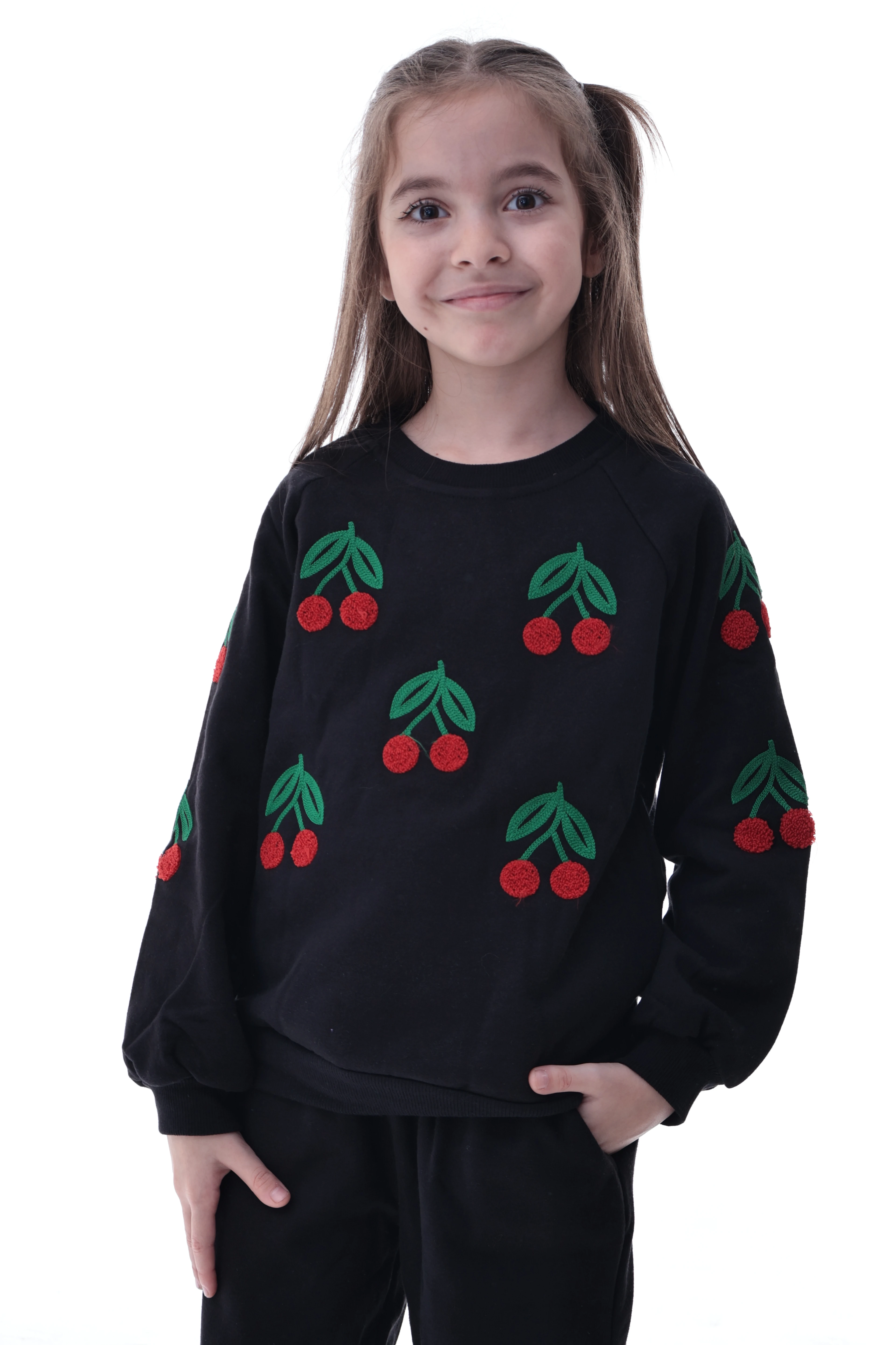 %100 Pamuk Kız Çocuk Eşofman Takımı – Kiraz Desenli, Yumuşak ve Nefes Alabilen Kumaş – 2–8 Yaş