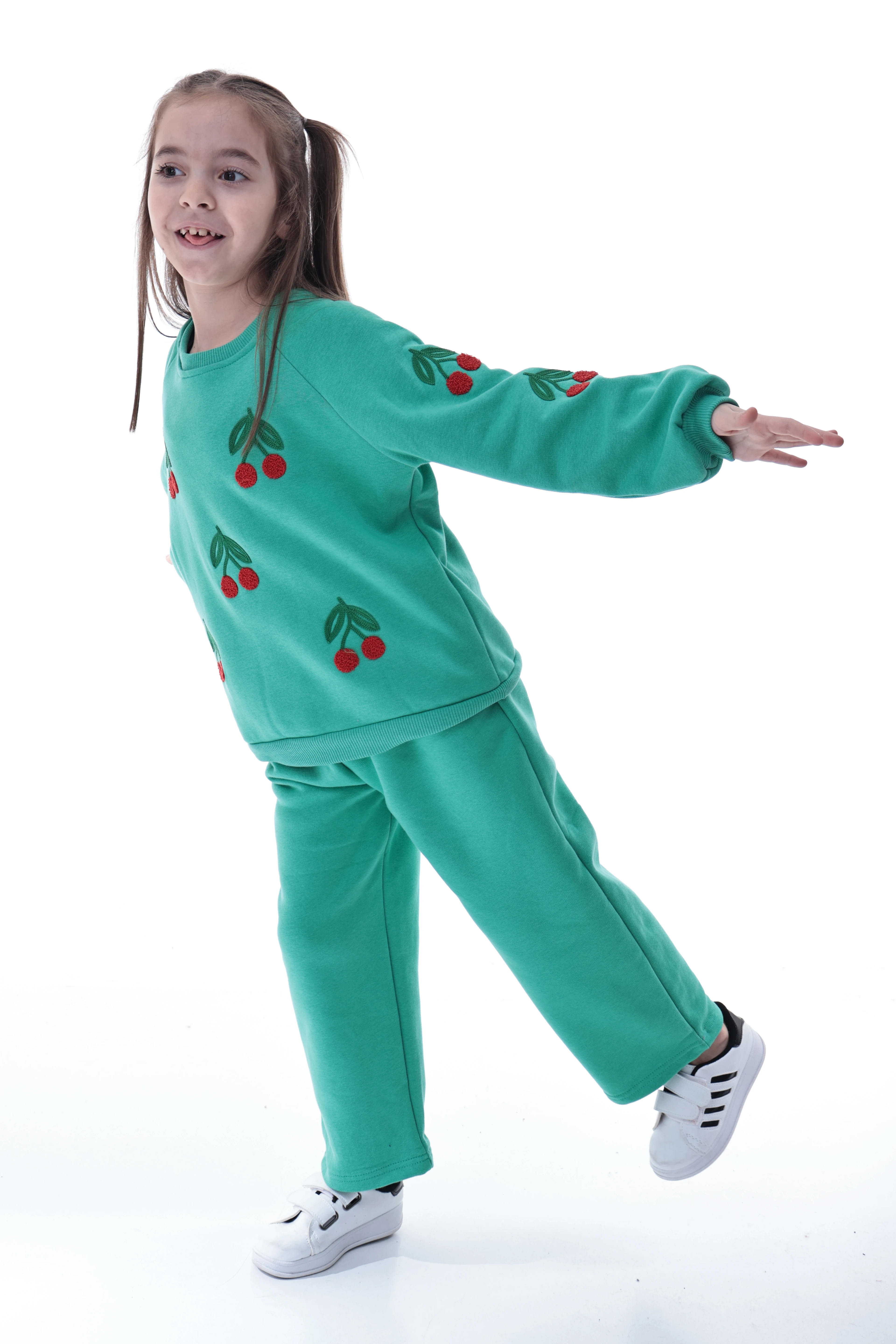 %100 Pamuk Kız Çocuk Eşofman Takımı – Kiraz Desenli, Yumuşak ve Nefes Alabilen Kumaş