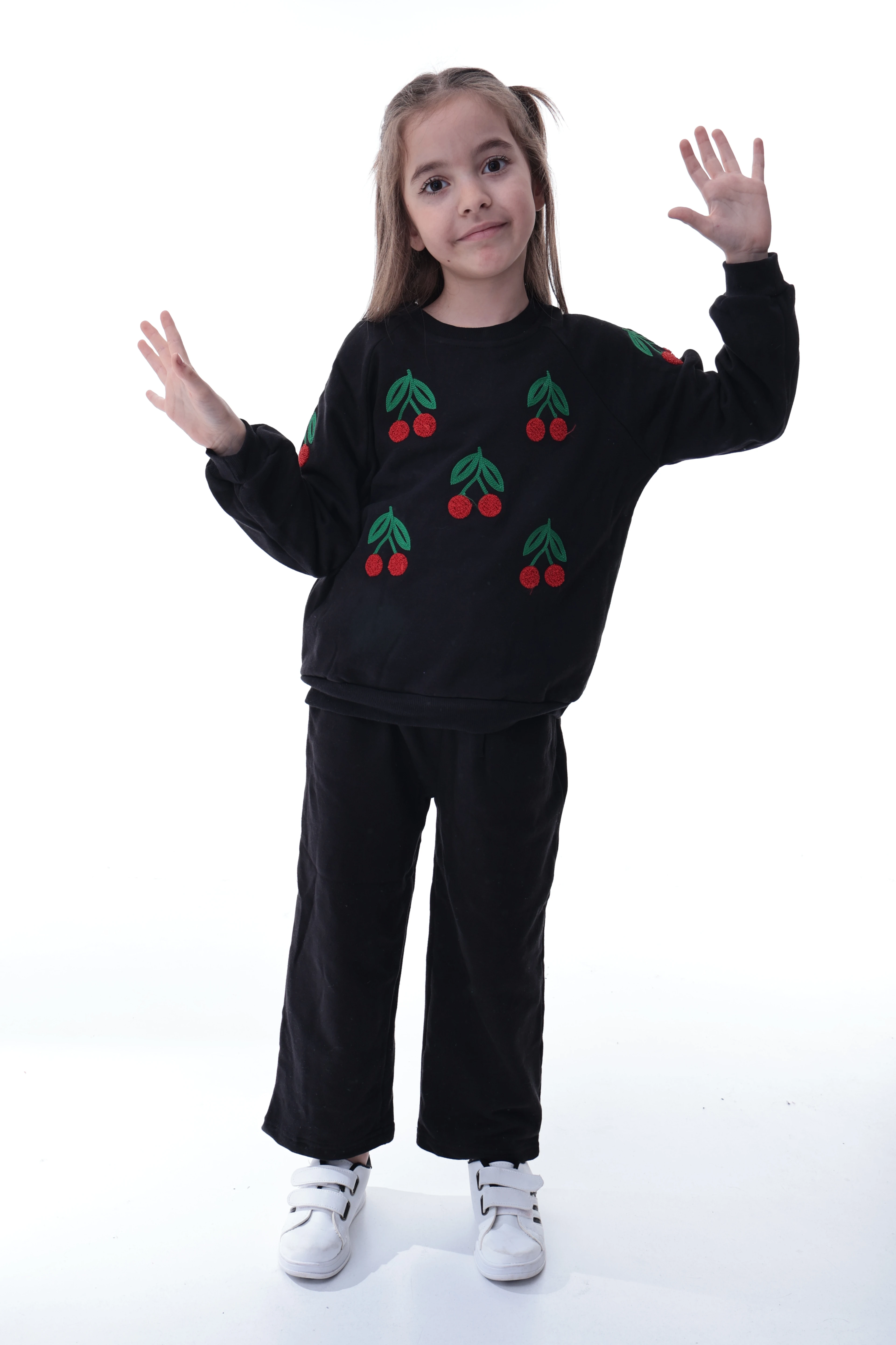 %100 Pamuk Kız Çocuk Eşofman Takımı – Kiraz Desenli, Yumuşak ve Nefes Alabilen Kumaş – 2–8 Yaş