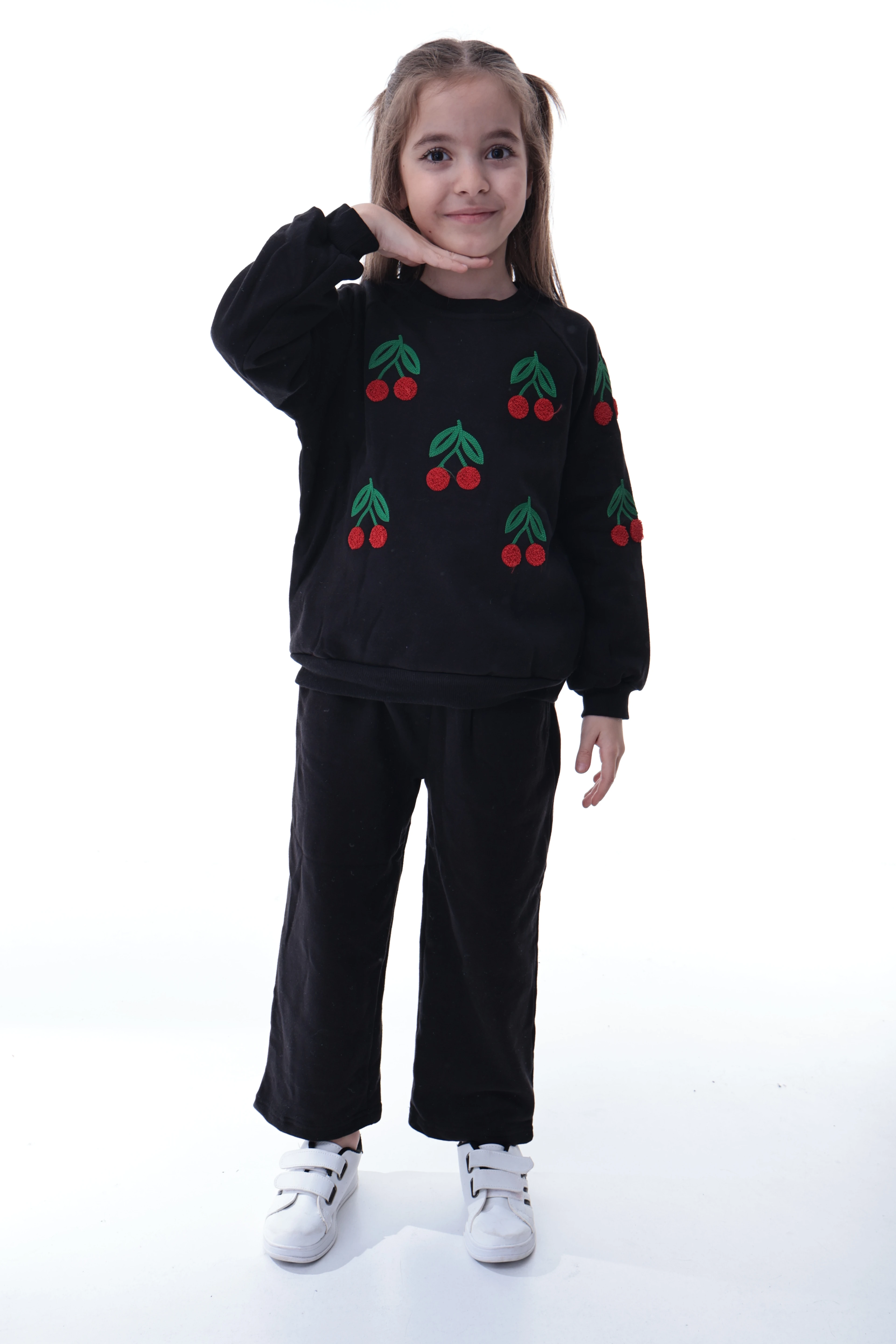 %100 Pamuk Kız Çocuk Eşofman Takımı – Kiraz Desenli, Yumuşak ve Nefes Alabilen Kumaş – 2–8 Yaş