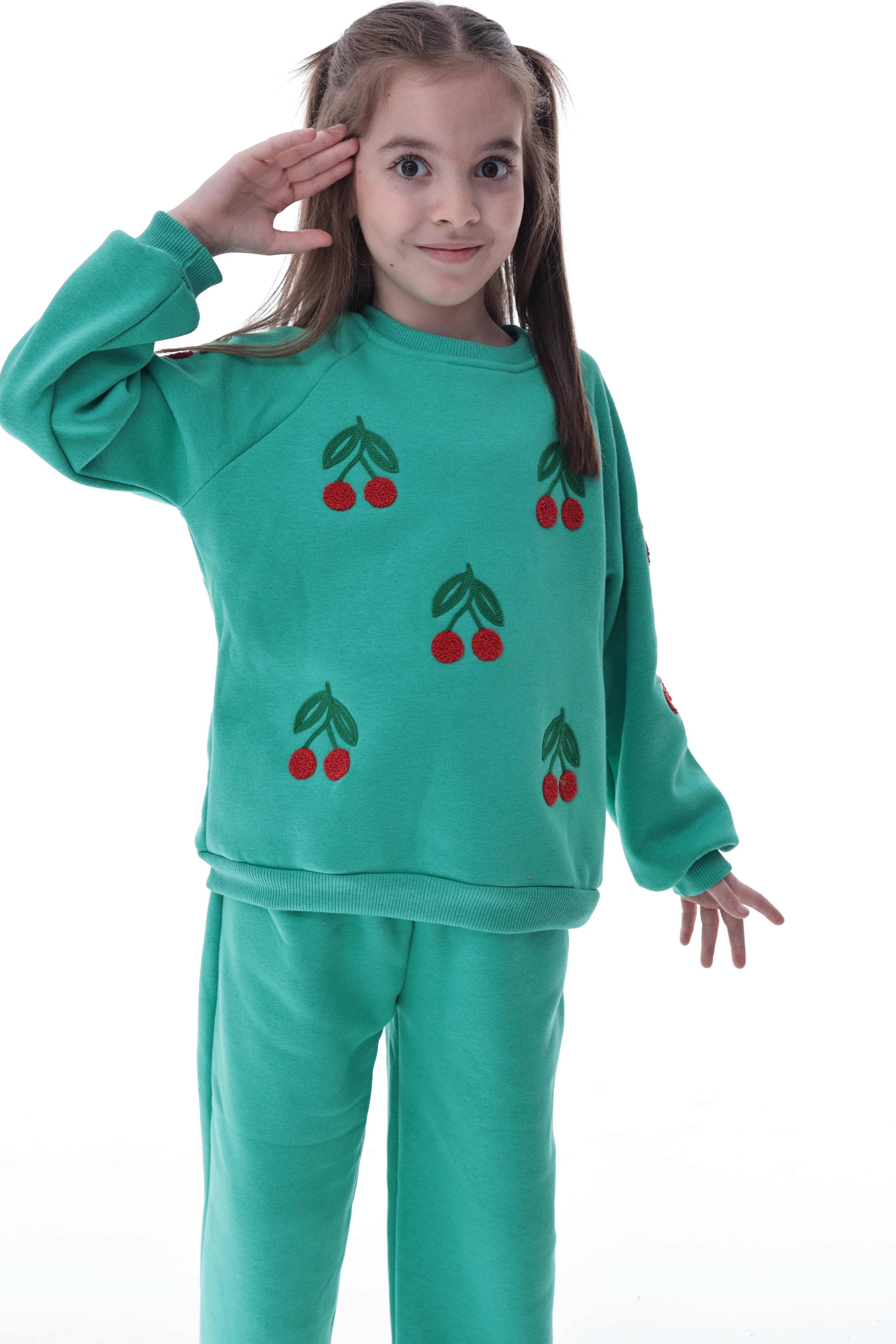 %100 Pamuk Kız Çocuk Eşofman Takımı – Kiraz Desenli, Yumuşak ve Nefes Alabilen Kumaş