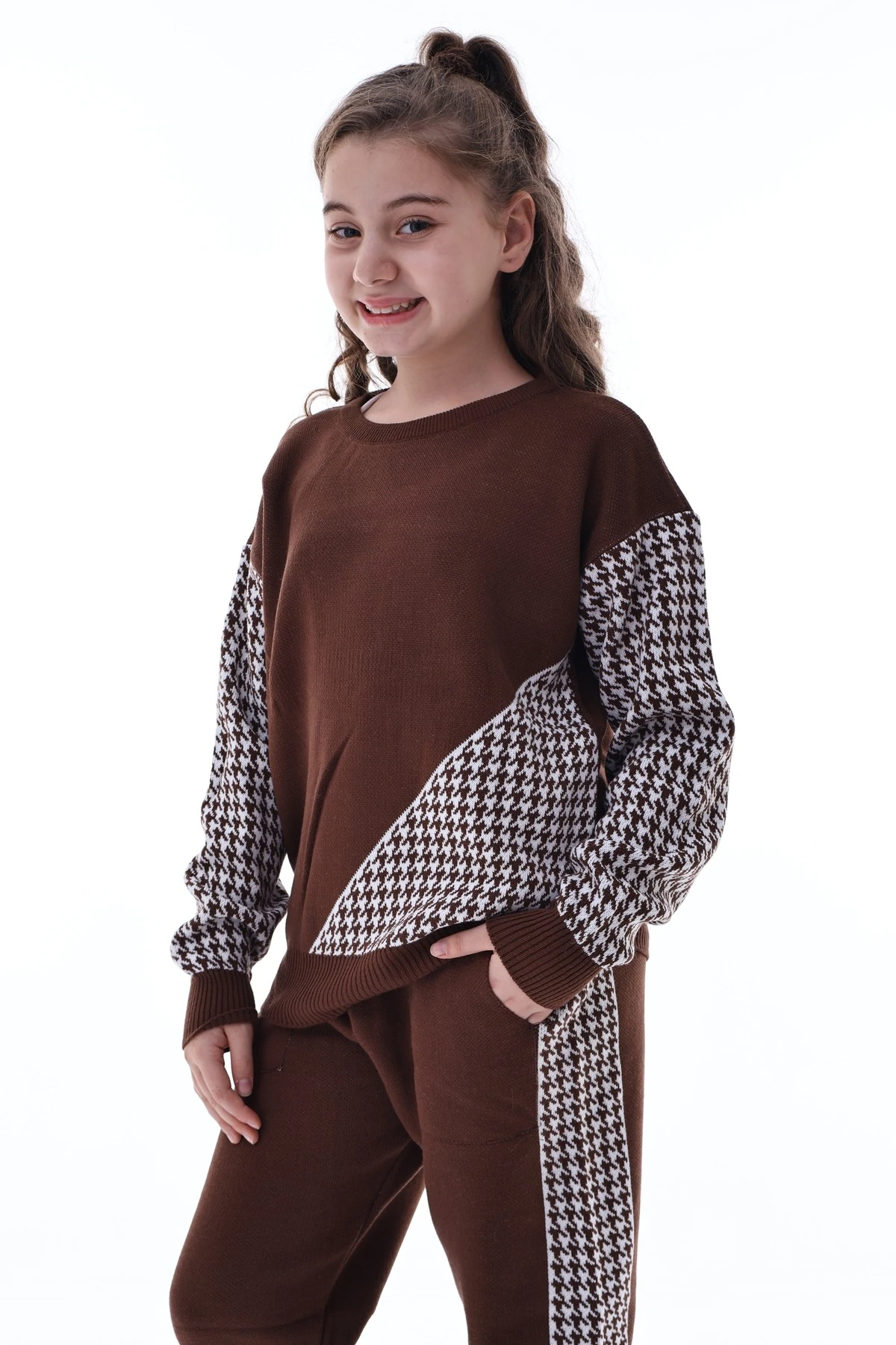Kız Çocuk Kaz Ayağı Desenli Triko Takım – Kışlık Şık ve Rahat Günlük Kombin