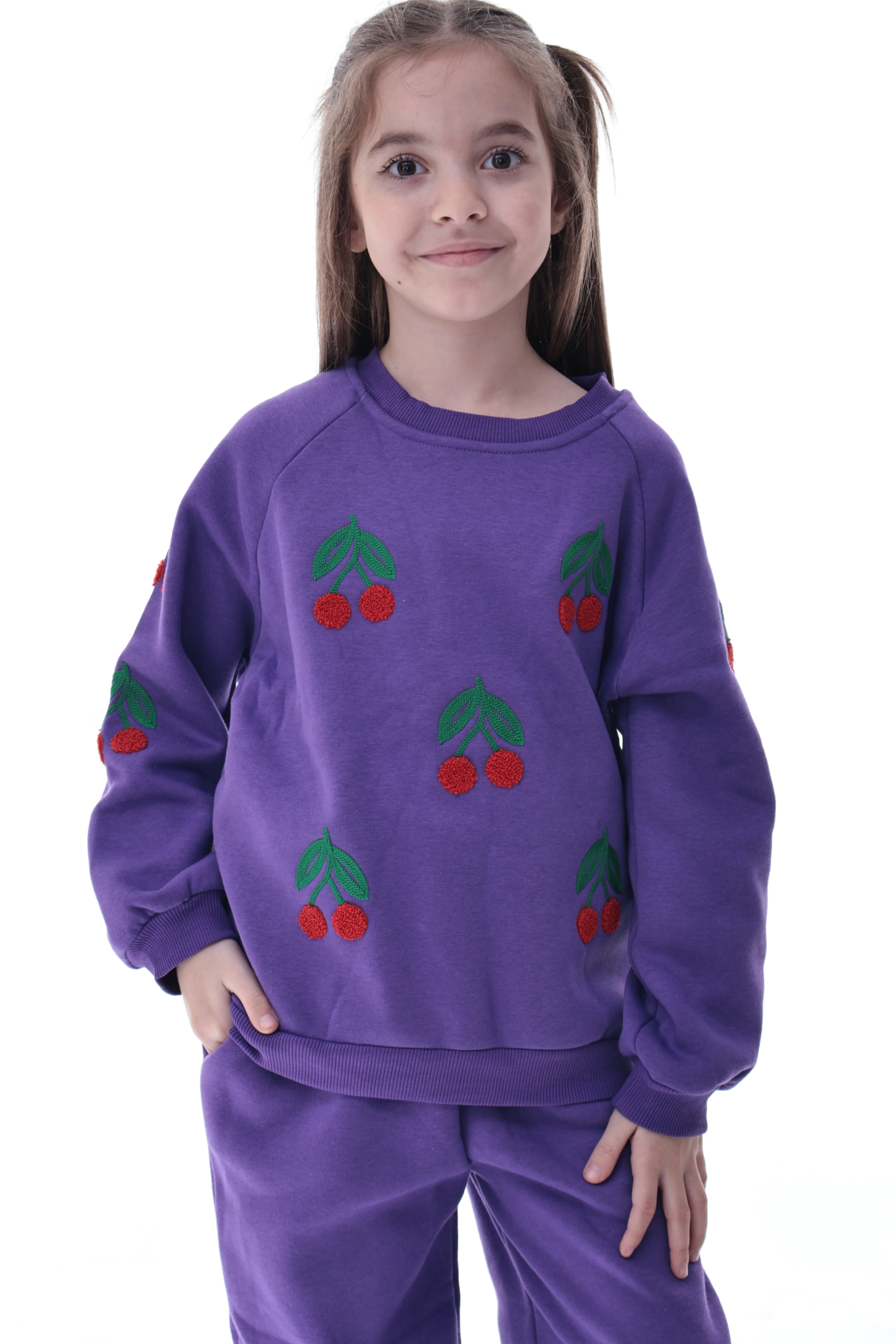 %100 Pamuk Kız Çocuk Eşofman Takımı – Kiraz Desenli, Yumuşak ve Nefes Alabilen Kumaş